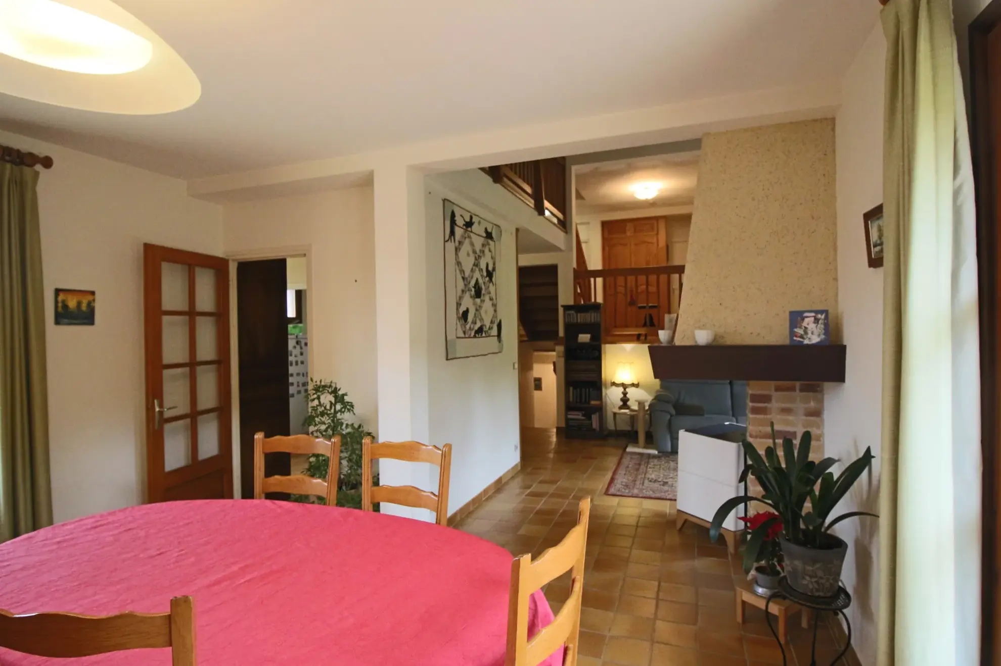 Bell maison d'architecte avec vue sur Puy l'Évêque dans le Lot 