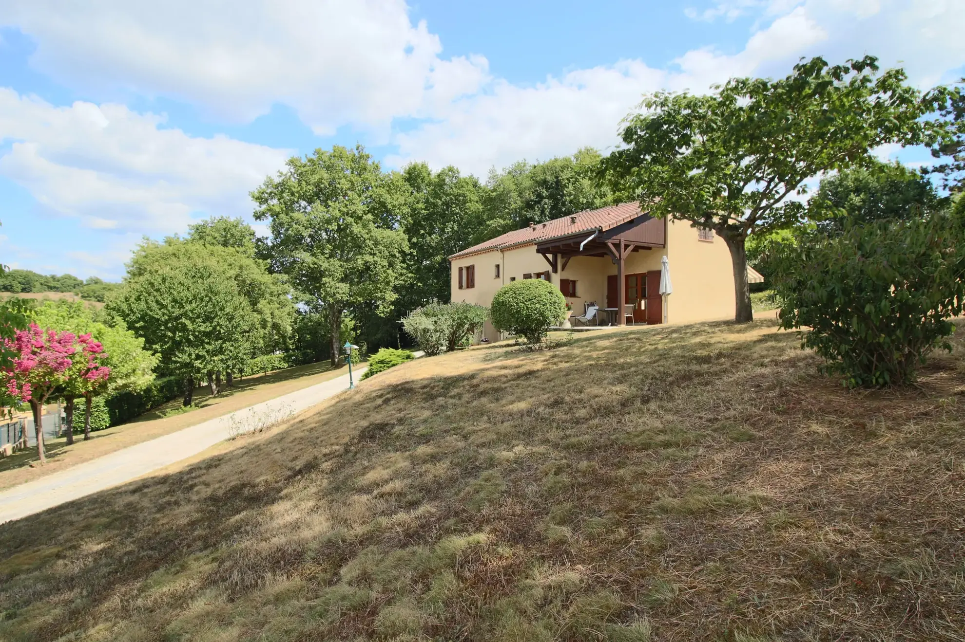 Bell maison d'architecte avec vue sur Puy l'Évêque dans le Lot 