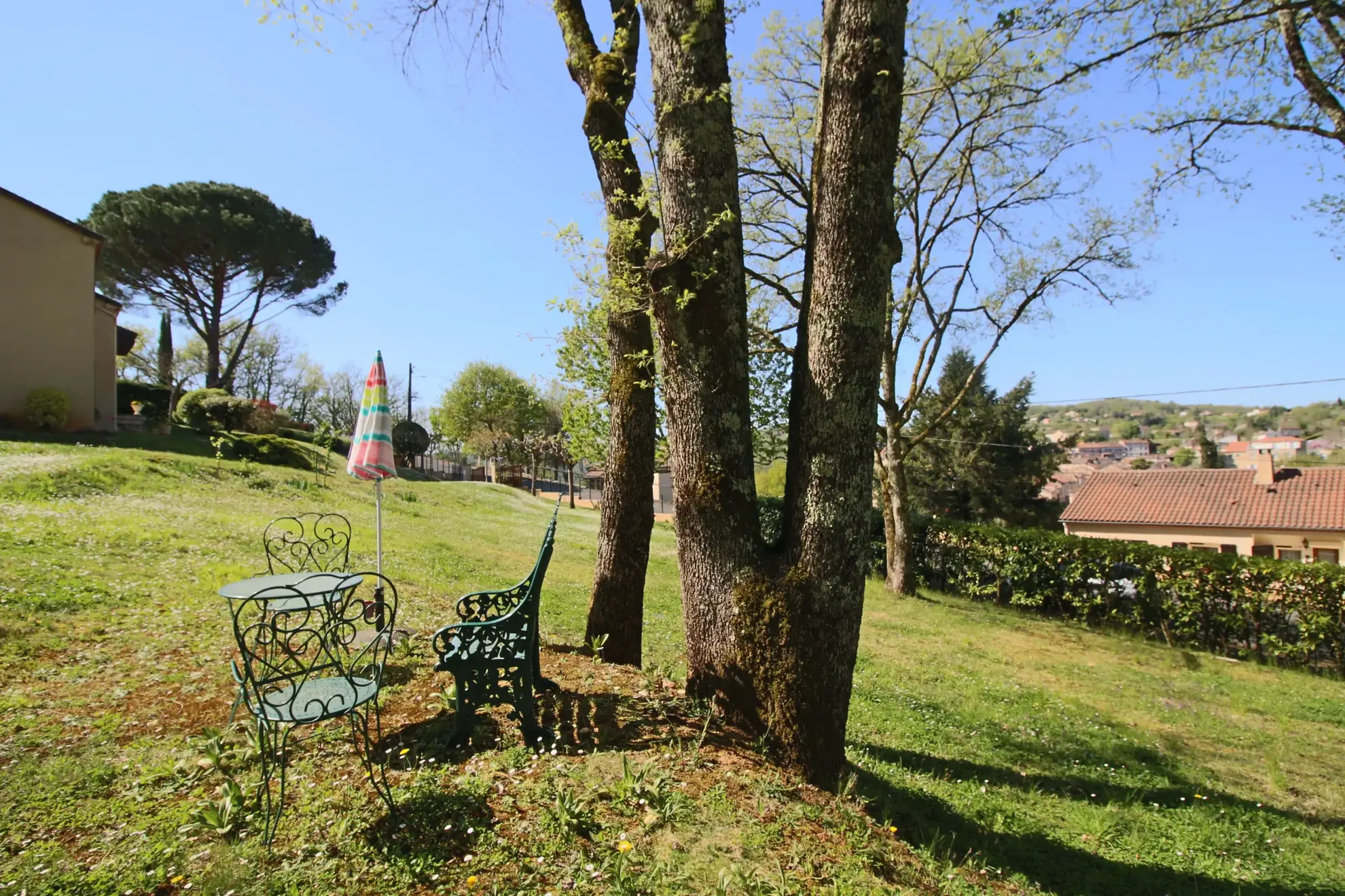 Bell maison d'architecte avec vue sur Puy l'Évêque dans le Lot 