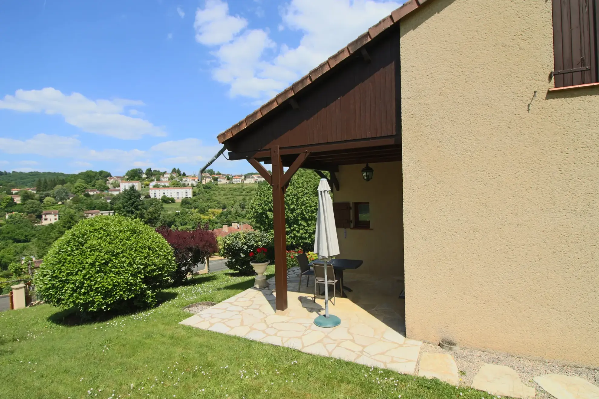 Bell maison d'architecte avec vue sur Puy l'Évêque dans le Lot 