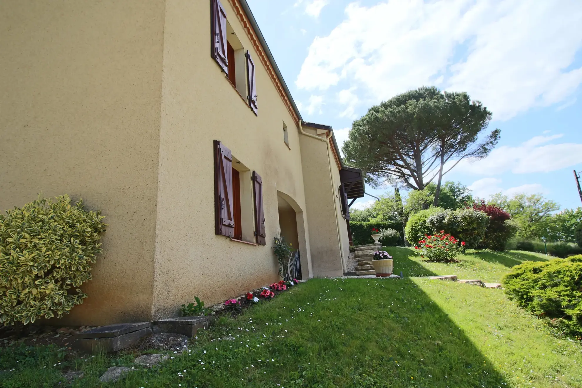 Bell maison d'architecte avec vue sur Puy l'Évêque dans le Lot 
