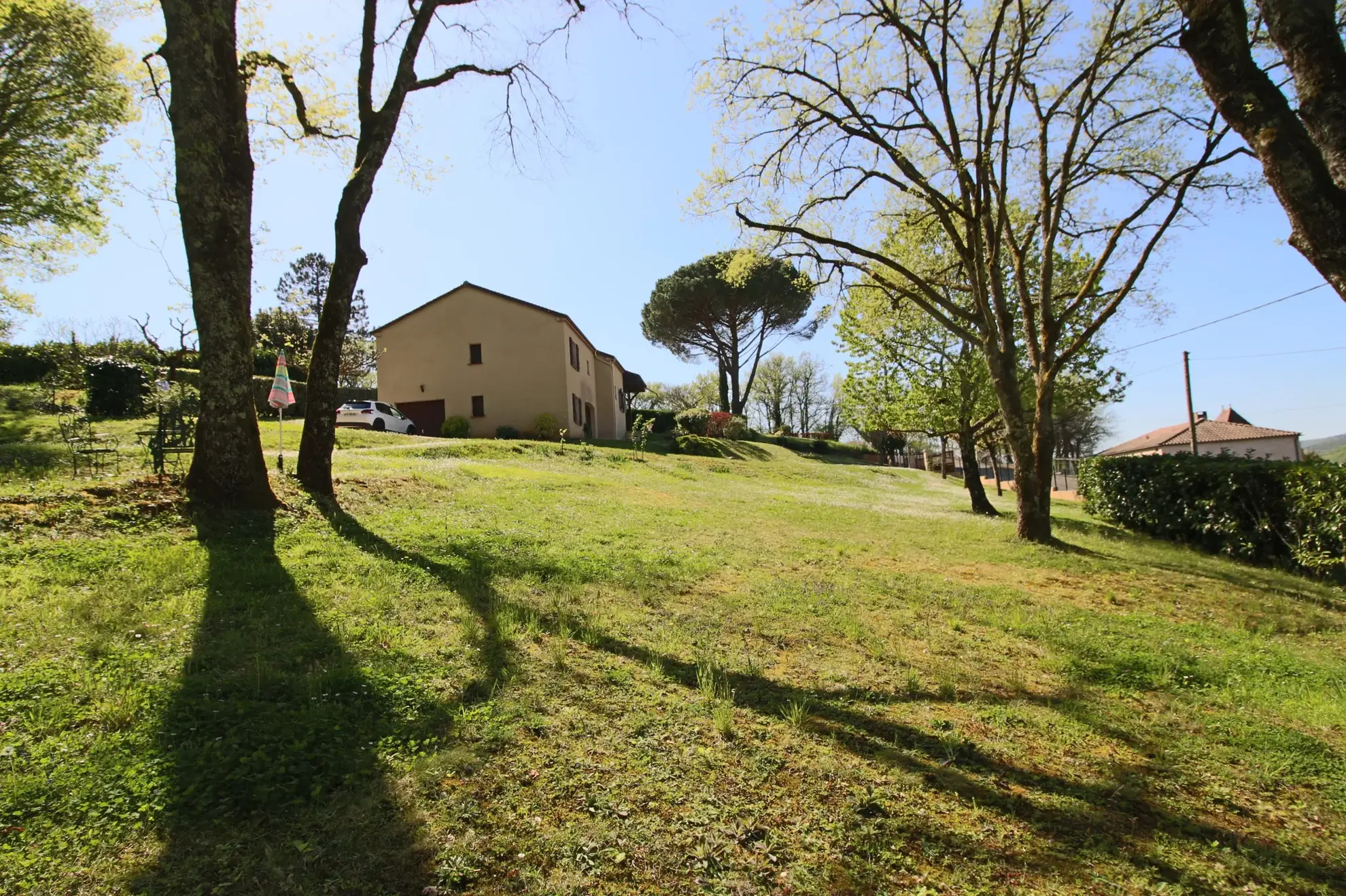 Bell maison d'architecte avec vue sur Puy l'Évêque dans le Lot 