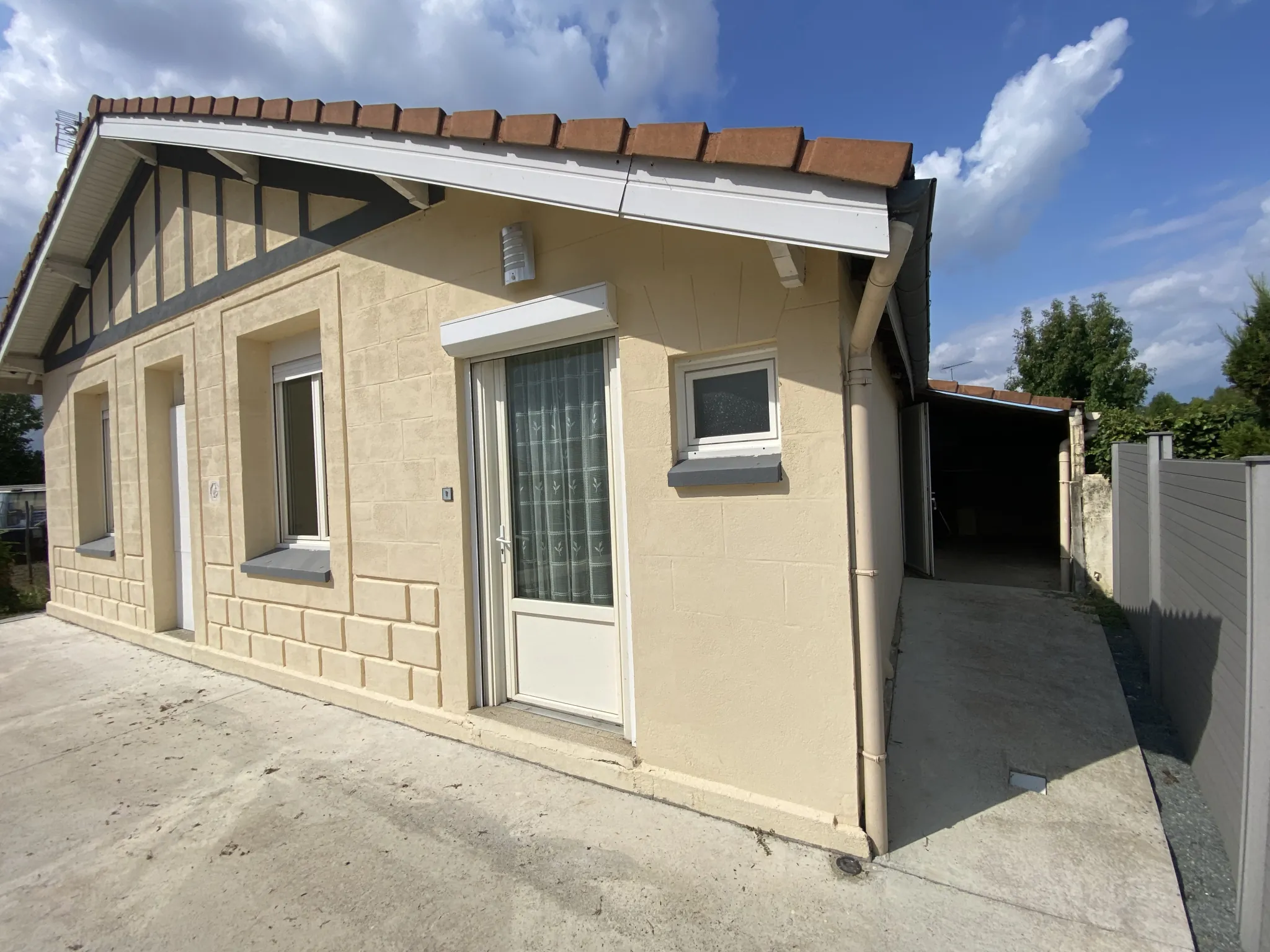 Maison en pierres rénovée de 60 m² avec jardin à La Réole 