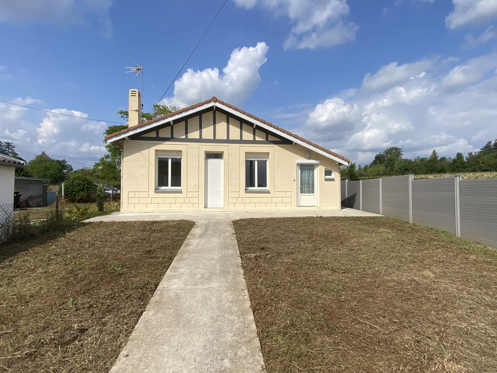 Maison en pierres rénovée de 60 m² avec jardin à La Réole 