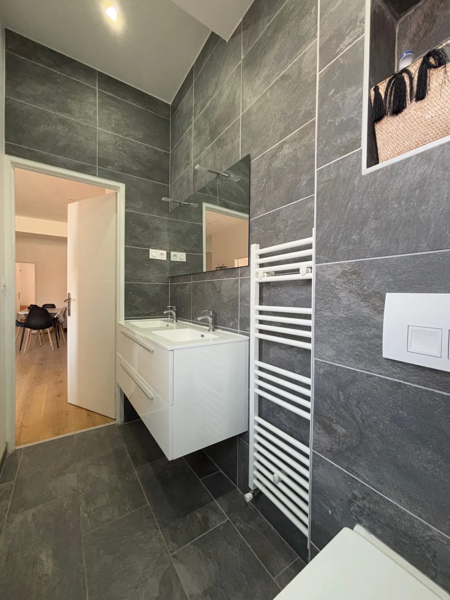 Appartement T4 rénové en centre-ville de Saint-Étienne avec 3 chambres 