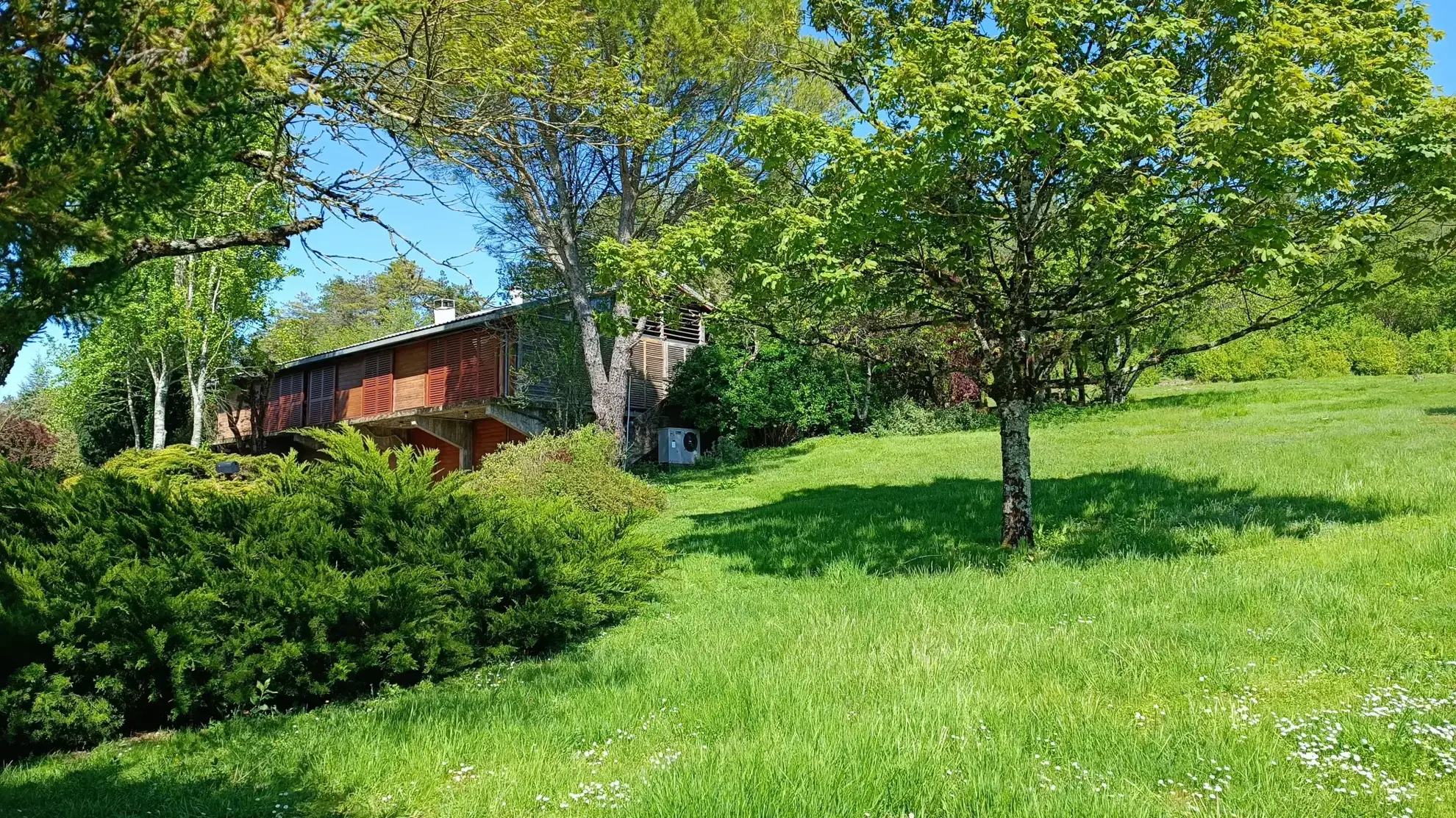 Maison d'architecte à Sorges avec grand terrain et style unique en pleine nature 