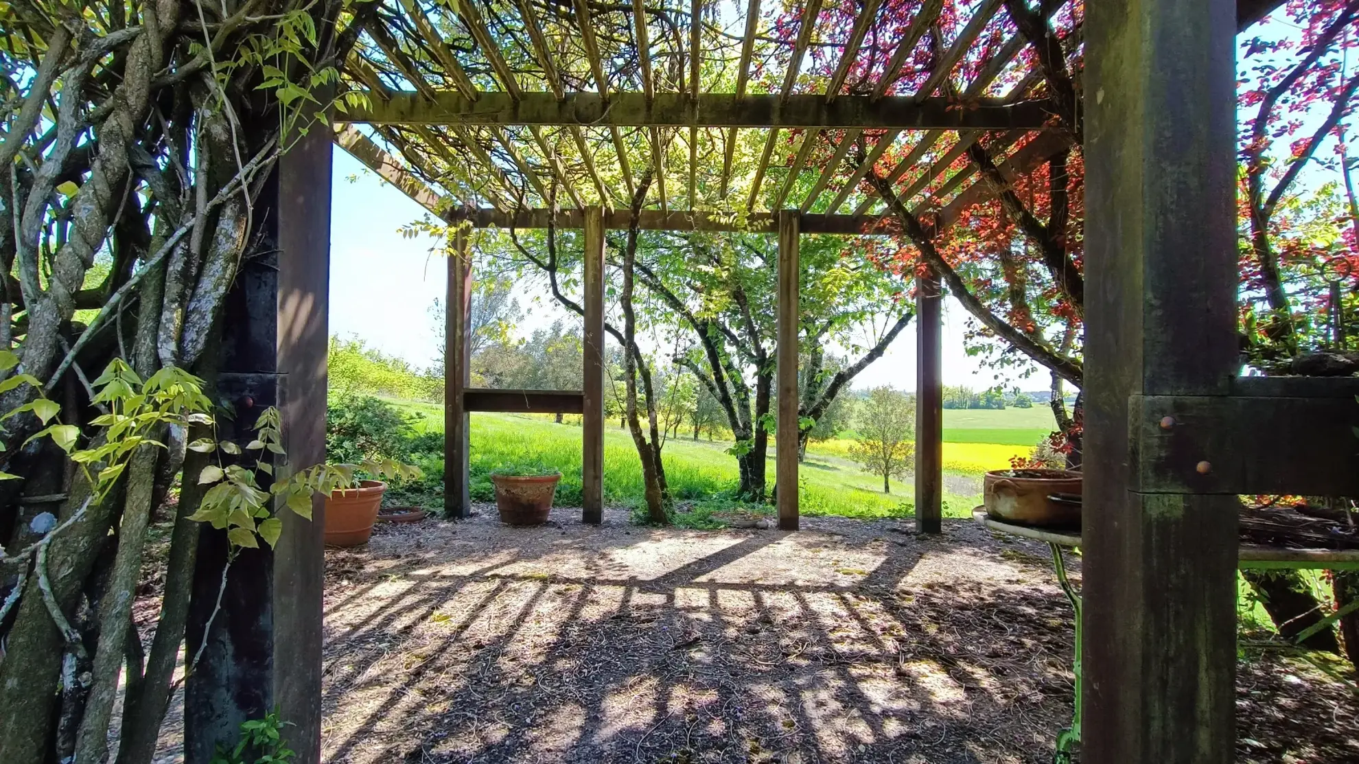 Maison d'architecte à Sorges avec grand terrain et style unique en pleine nature 