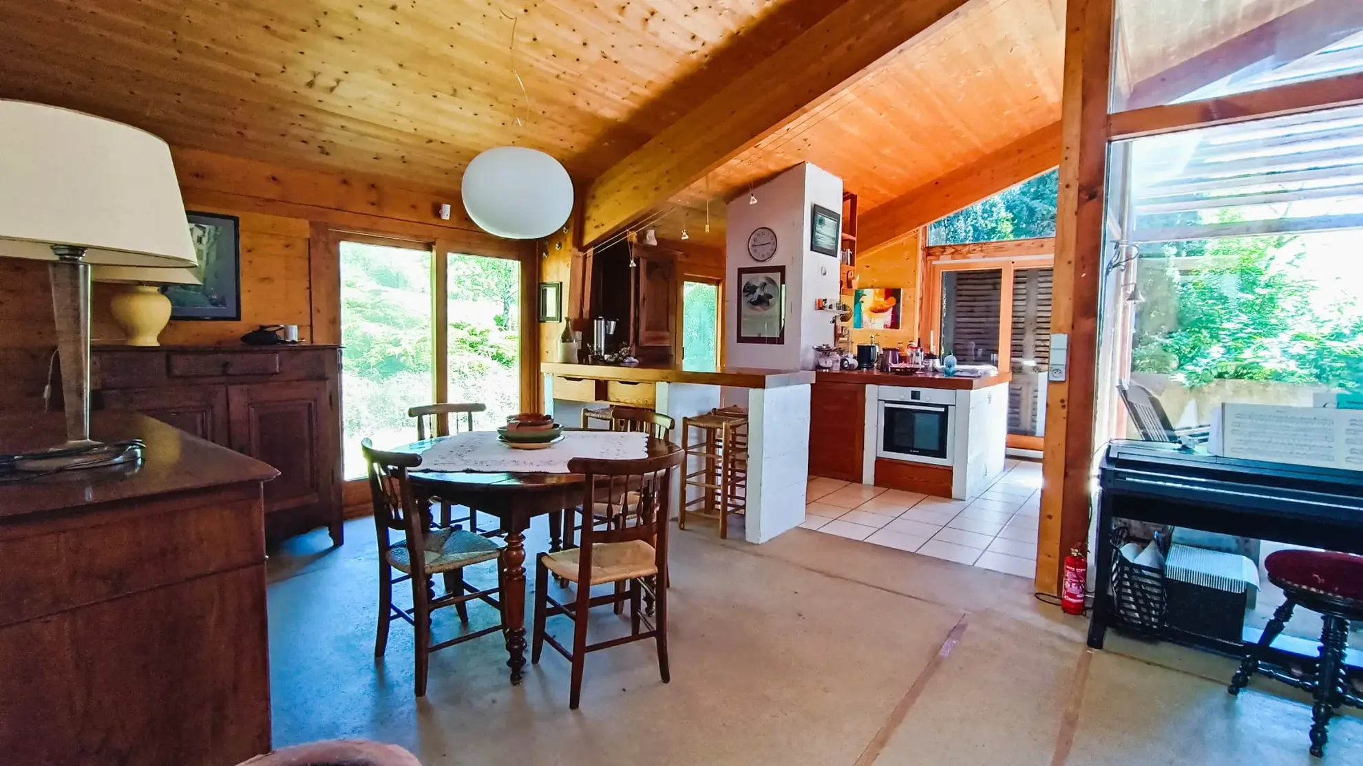 Maison d'architecte à Sorges avec grand terrain et style unique en pleine nature 