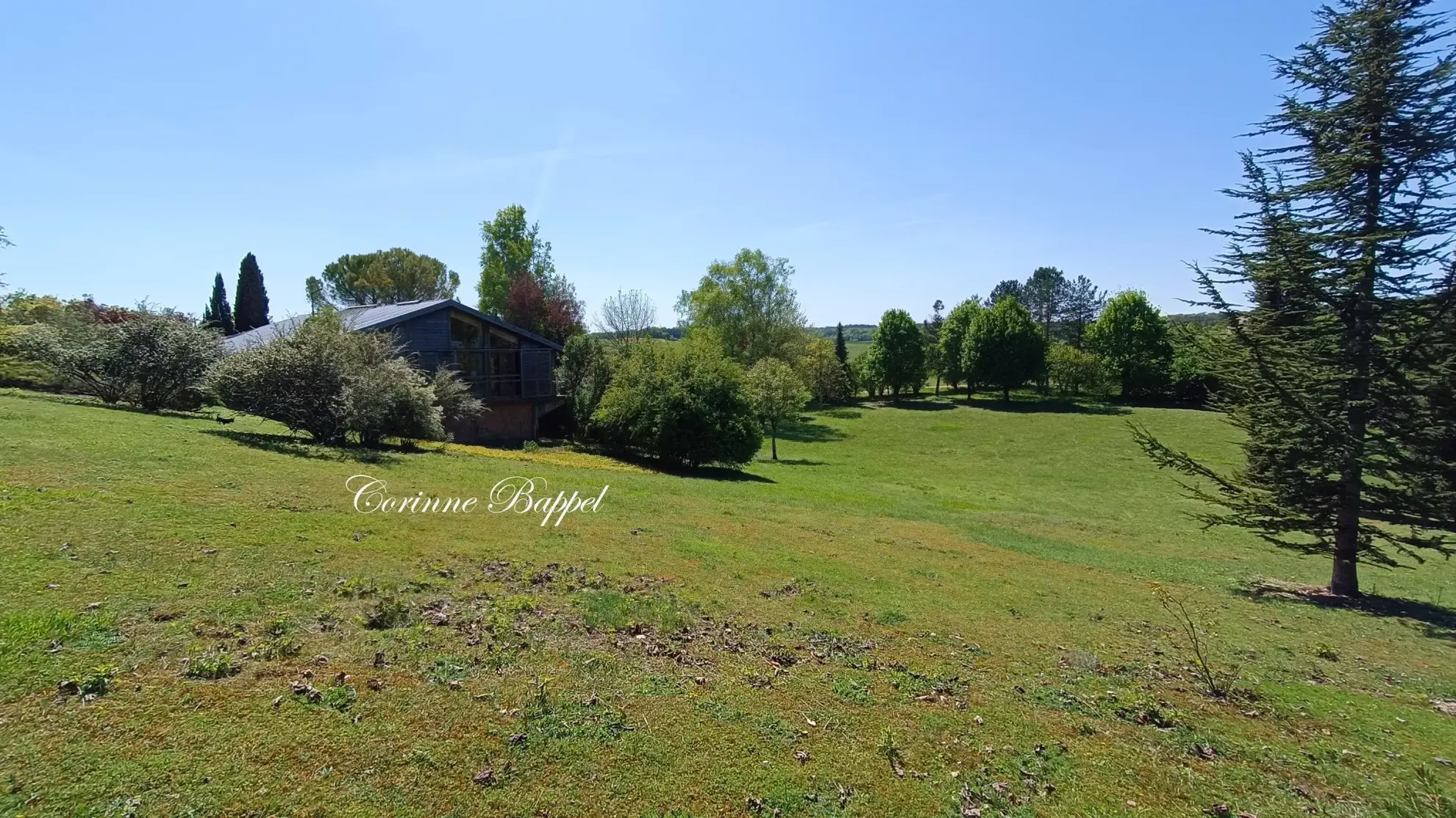 Maison d'architecte à Sorges avec grand terrain et style unique en pleine nature 