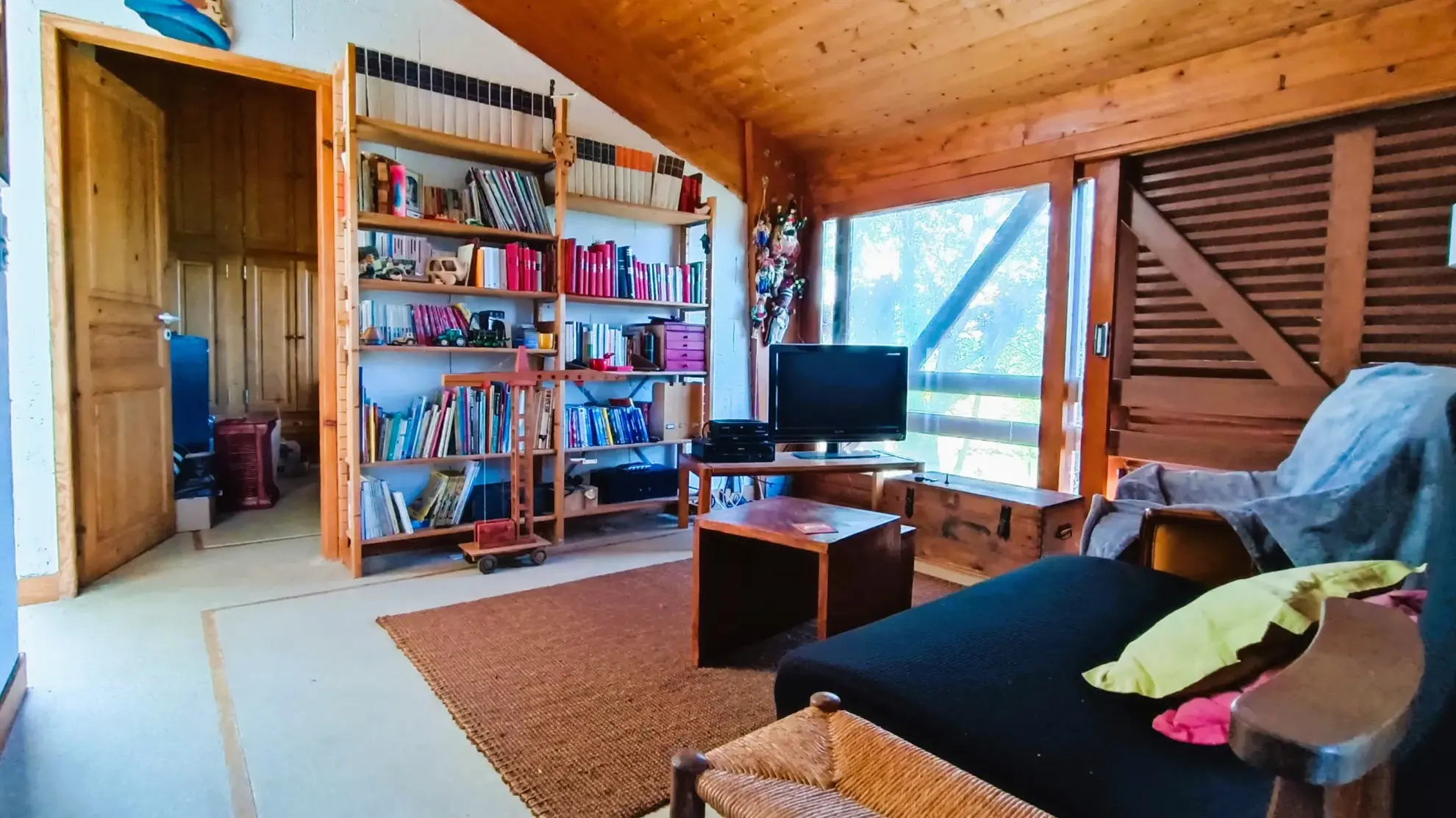 Maison d'architecte à Sorges avec grand terrain et style unique en pleine nature 