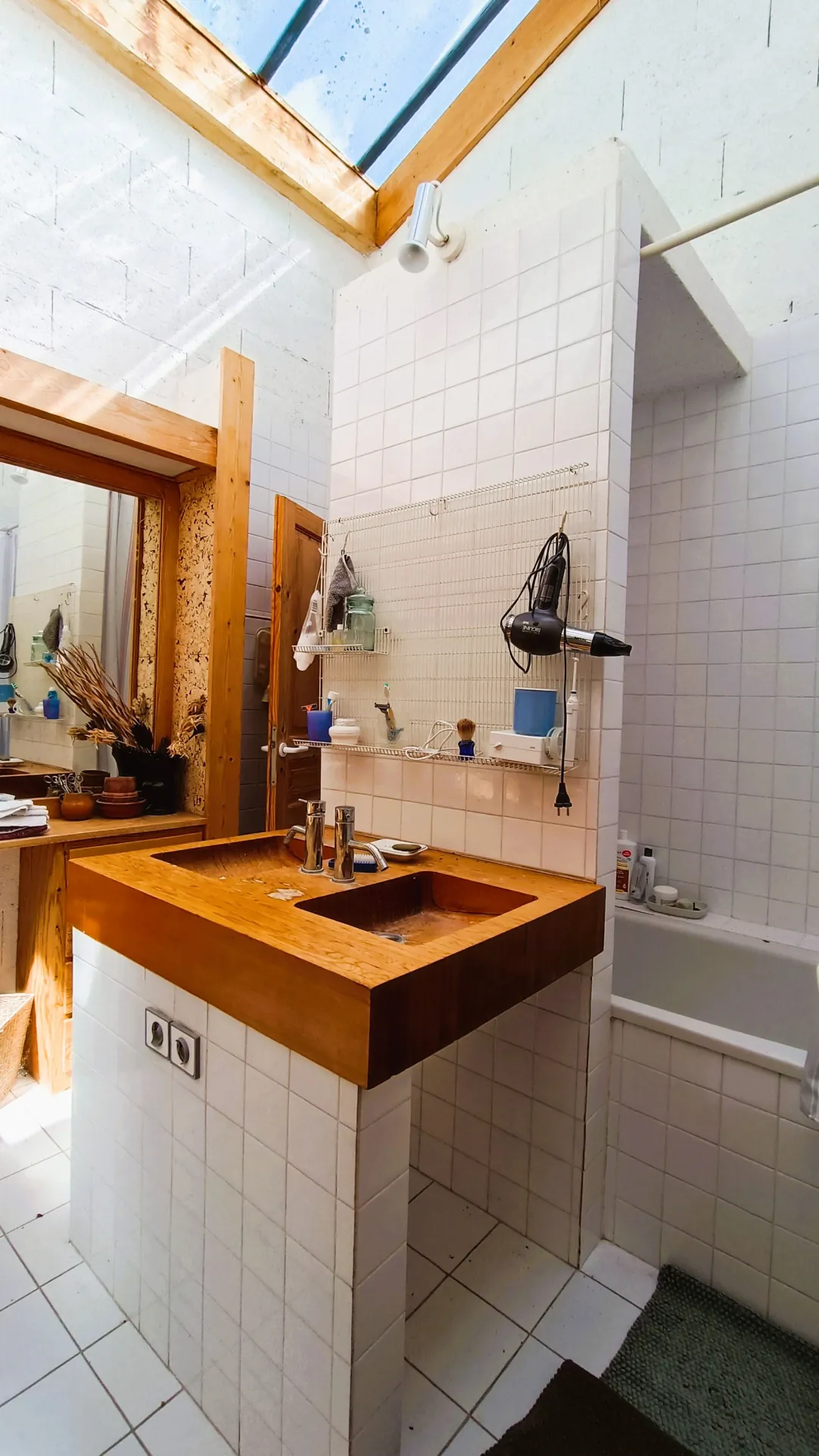 Maison d'architecte à Sorges avec grand terrain et style unique en pleine nature 