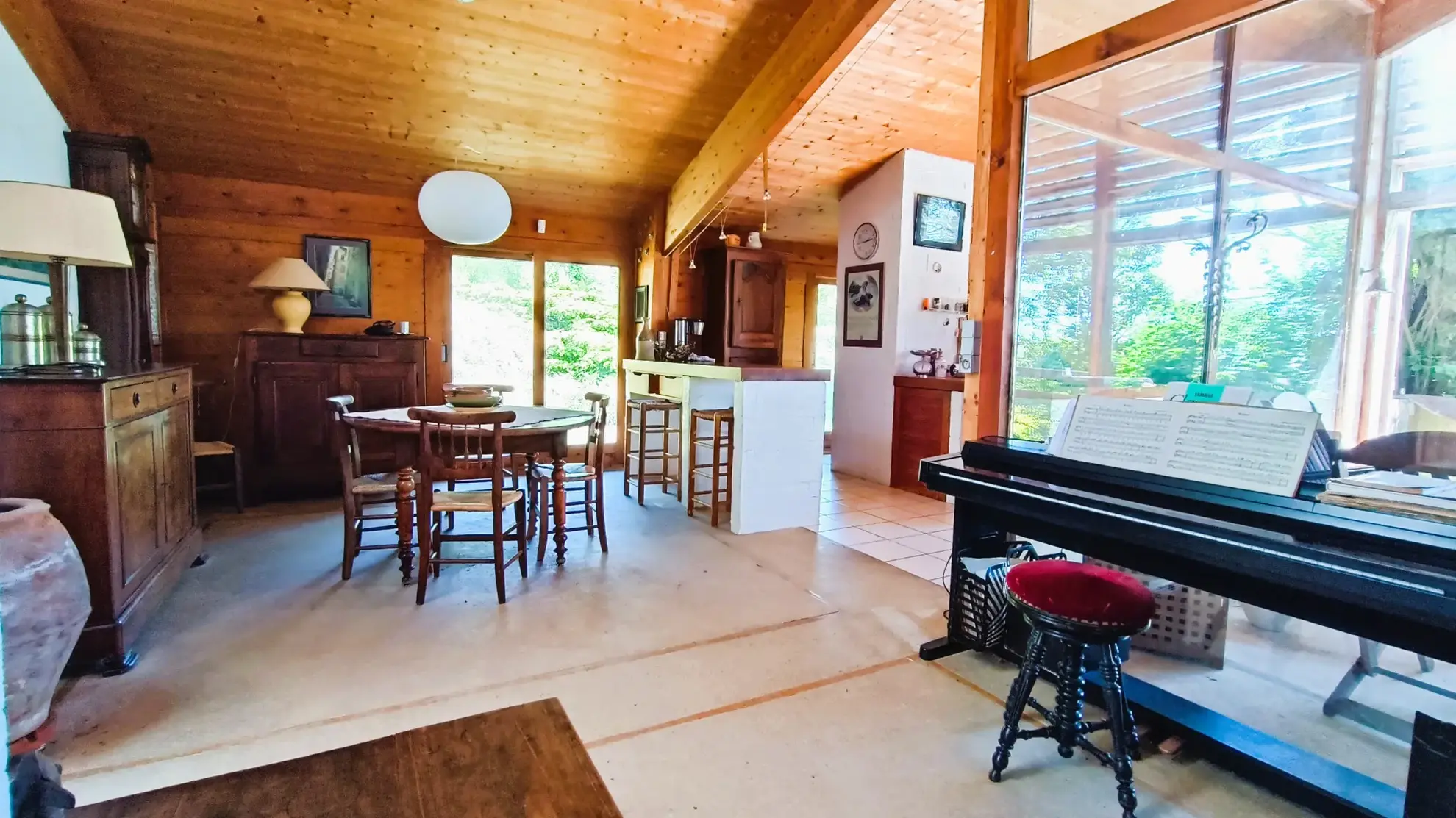 Maison d'architecte à Sorges avec grand terrain et style unique en pleine nature 