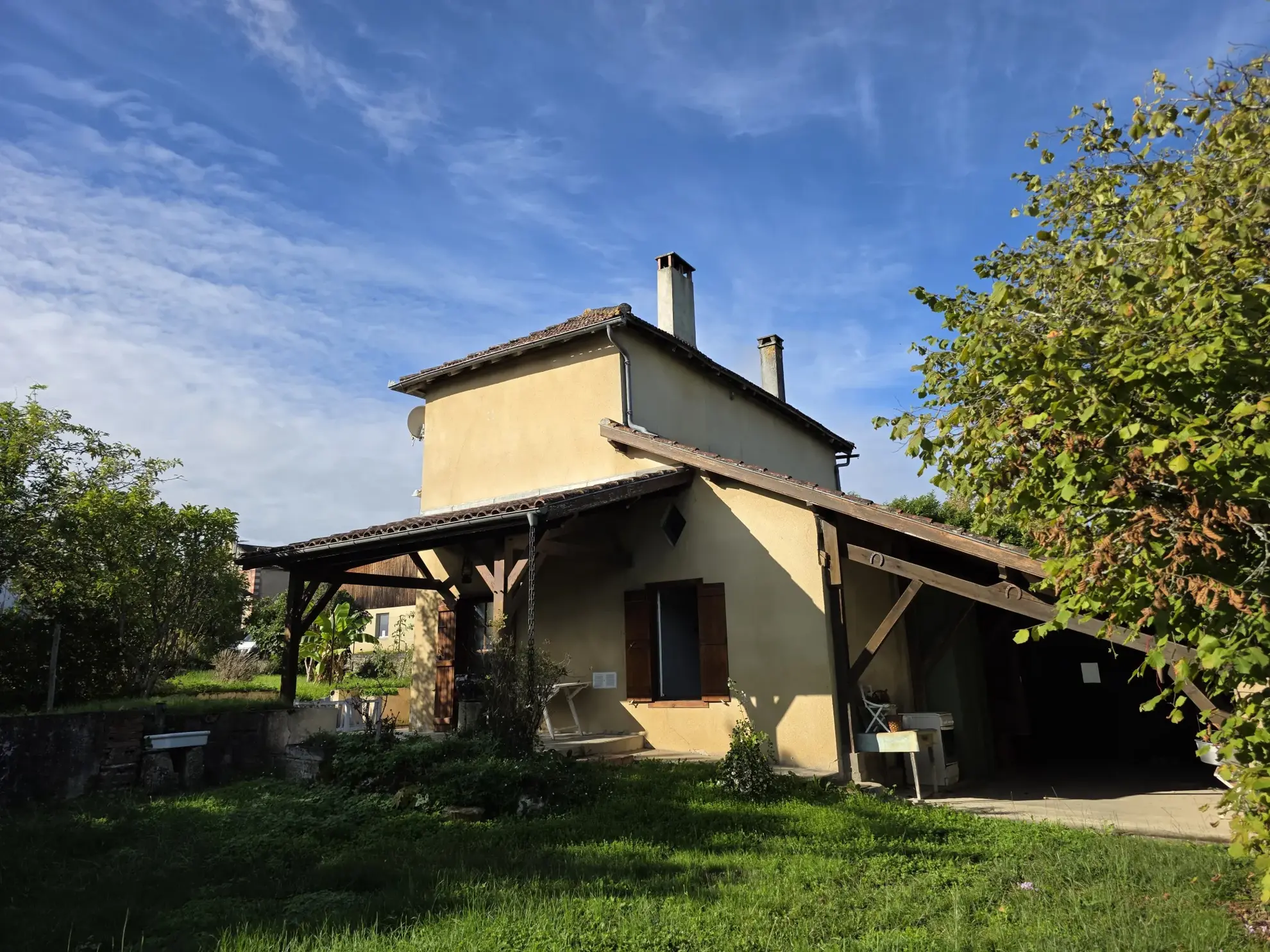 Maison de village gasconne avec garage, dépendance et jardin clos à Eauze 