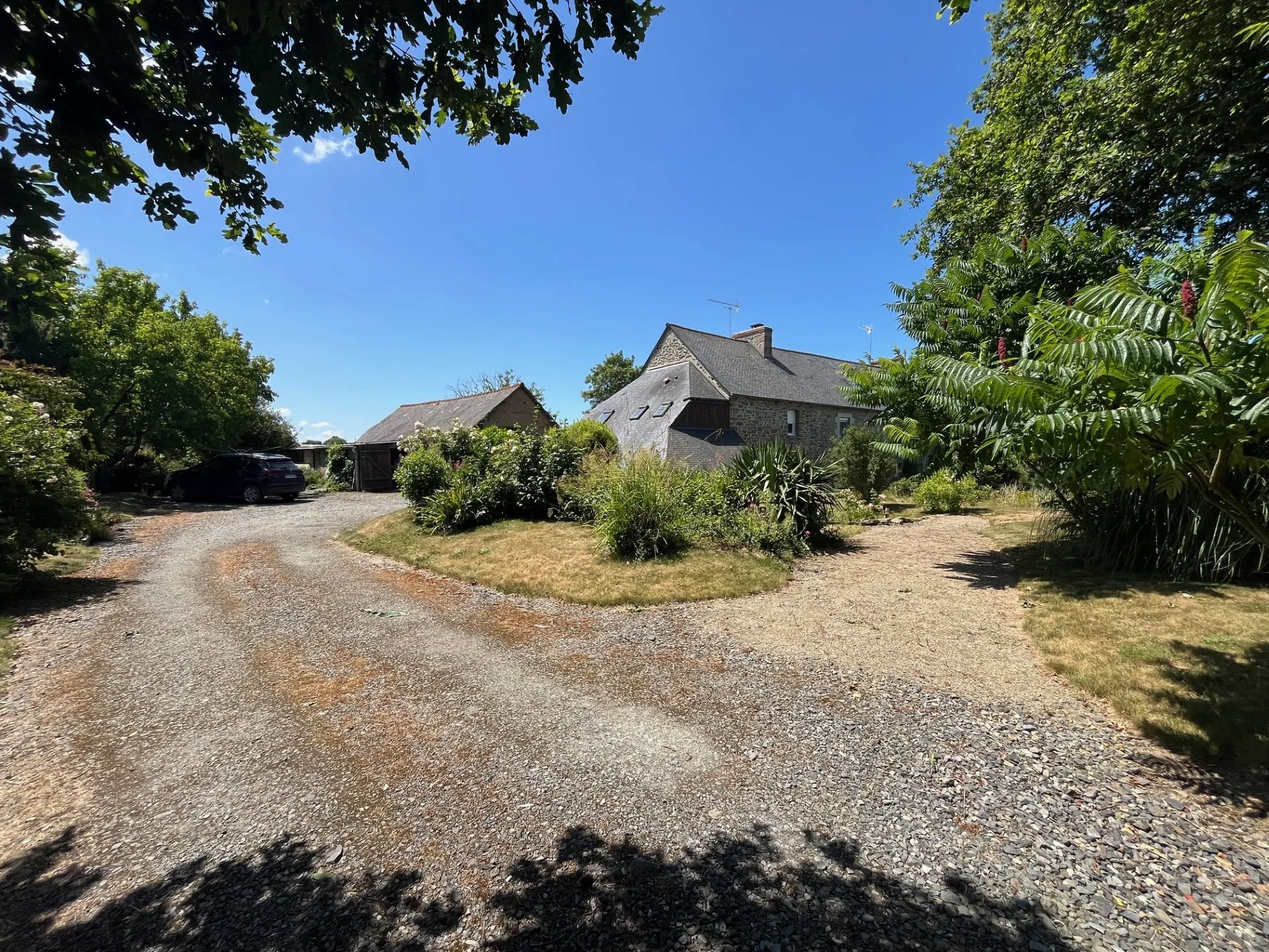 Maison en pierre de 95m2 avec jardin de 7019m2 à Saint-Trimoël 