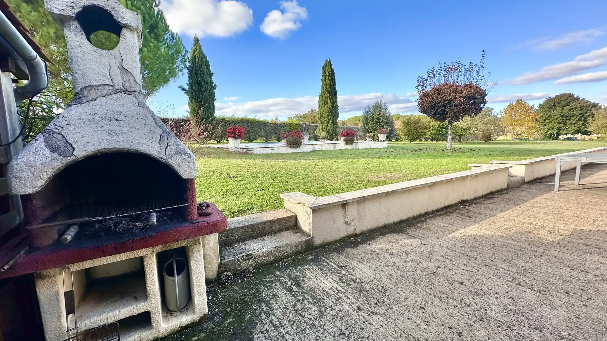 Maison contemporaine de plain-pied avec piscine à Aubeterre sur Dronne 