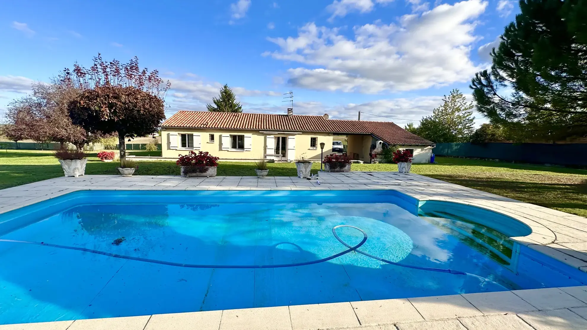 Maison contemporaine de plain-pied avec piscine à Aubeterre sur Dronne 