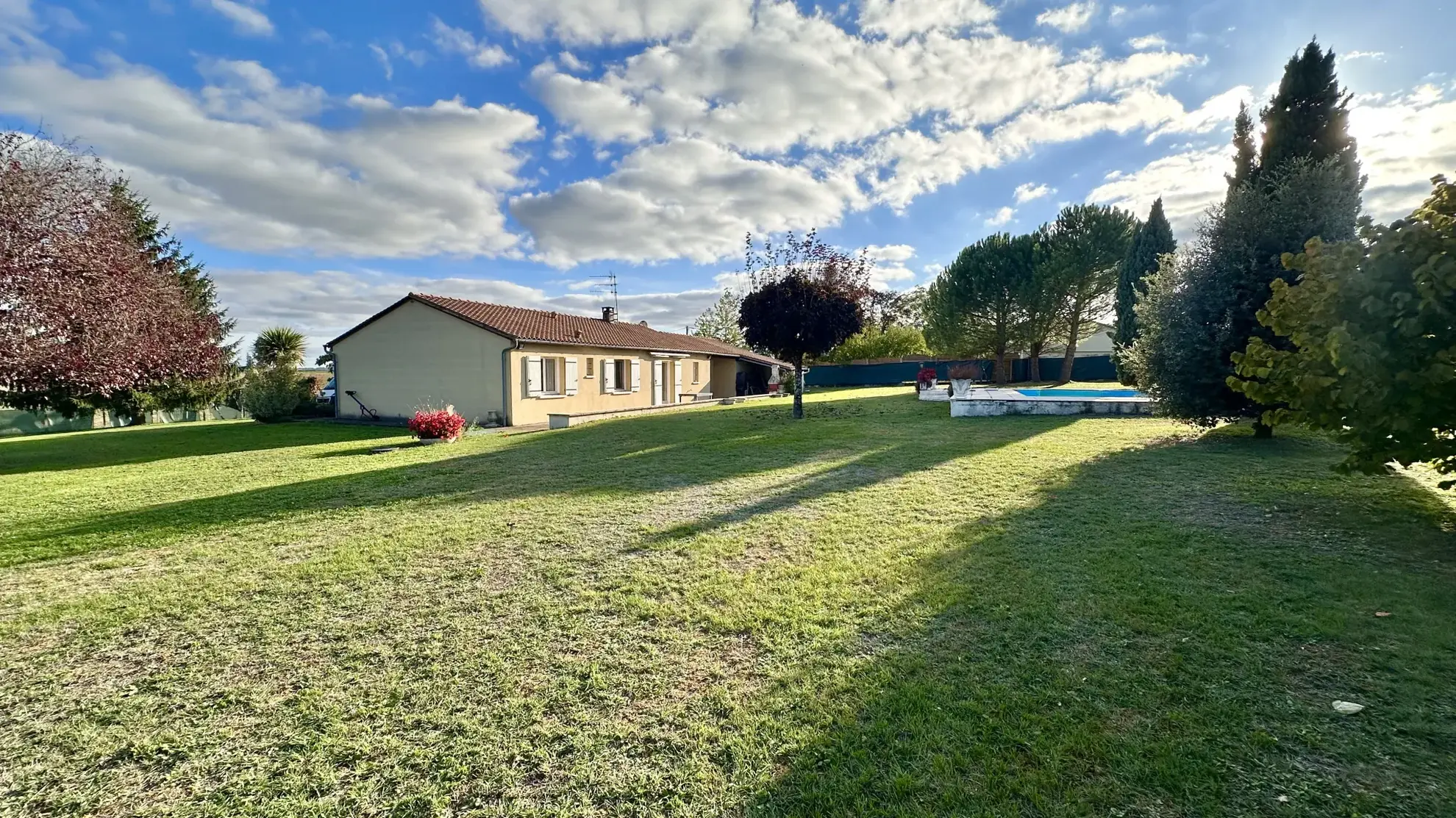 Maison contemporaine de plain-pied avec piscine à Aubeterre sur Dronne 