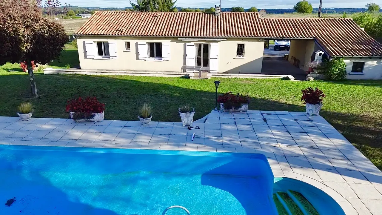 Maison contemporaine de plain-pied avec piscine à Aubeterre sur Dronne