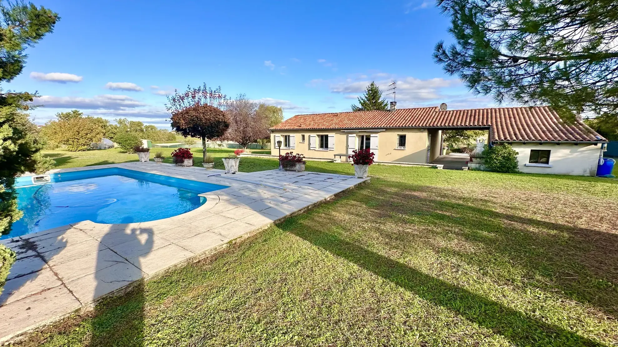 Maison contemporaine de plain-pied avec piscine à Aubeterre sur Dronne 