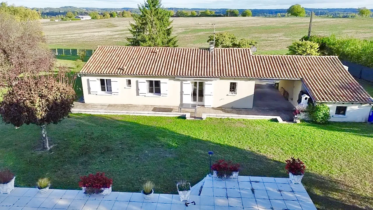 Maison contemporaine de plain-pied avec piscine à Aubeterre sur Dronne 