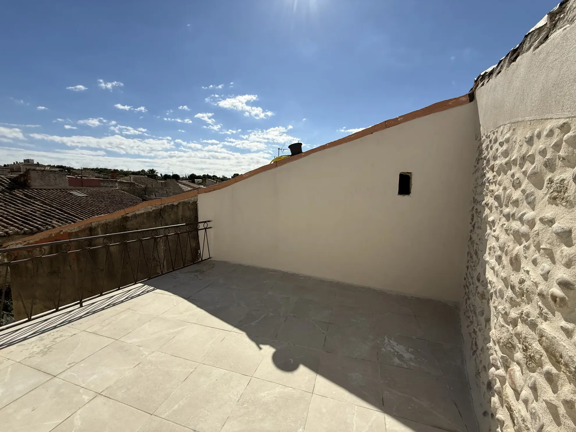 Appartement T3 rénové avec terrasse de 16m² à Vauvert 