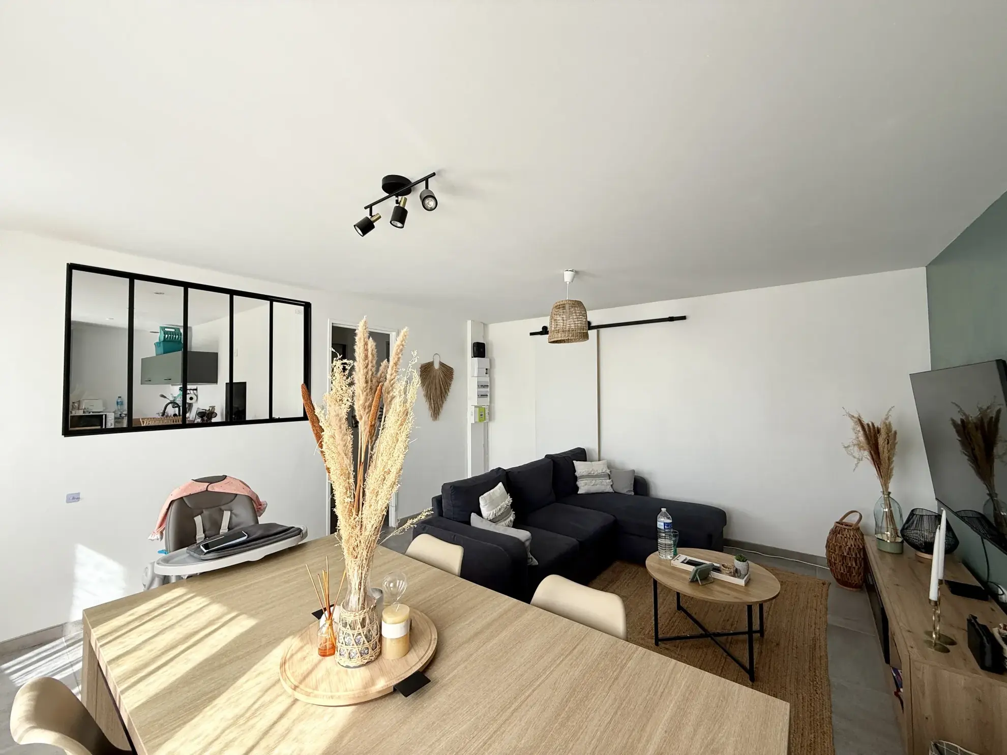 Appartement T3 rénové avec terrasse de 16m² à Vauvert 