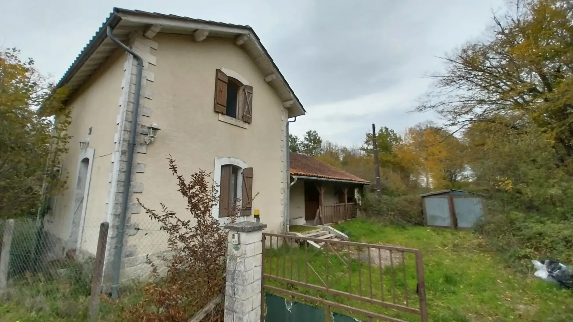 Maison en pierre de 95 m² avec 2 chambres, terrain boisé et calme à Petit Bersac