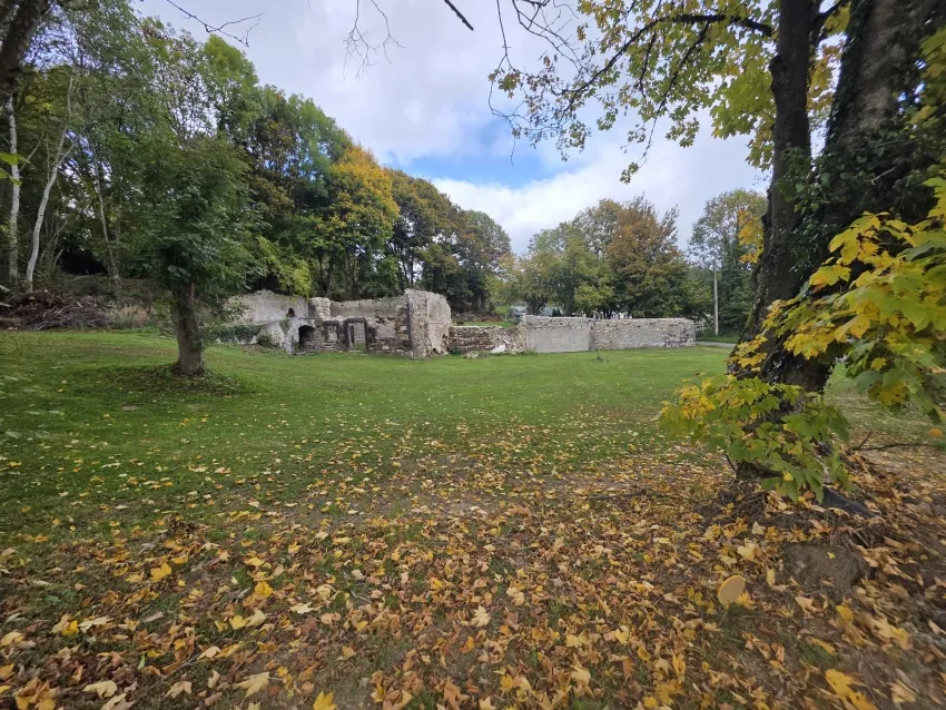 Joli terrain constructible de 1 360 m² à Charbonnières-les-Vareennes