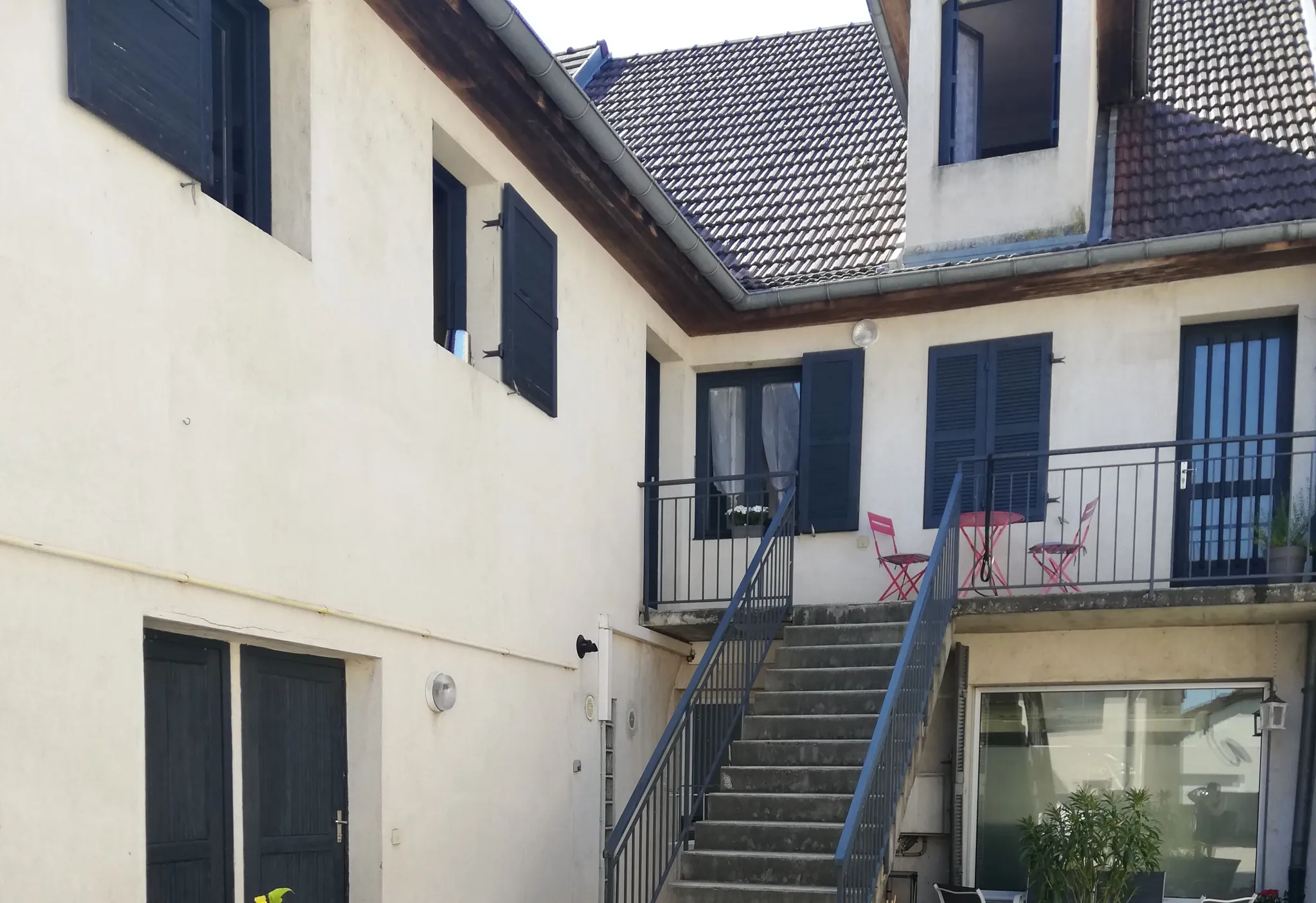 Appartement duplex de 109m² au centre de Bletterans avec parking et cour privée