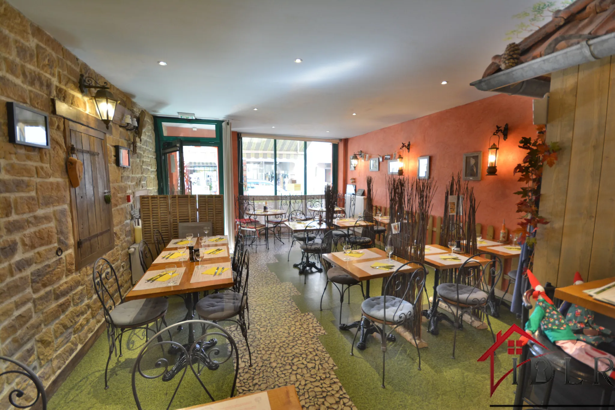 Opportunité à Bourbonne-les-Bains : Fonds de commerce et appartement avec terrasse 