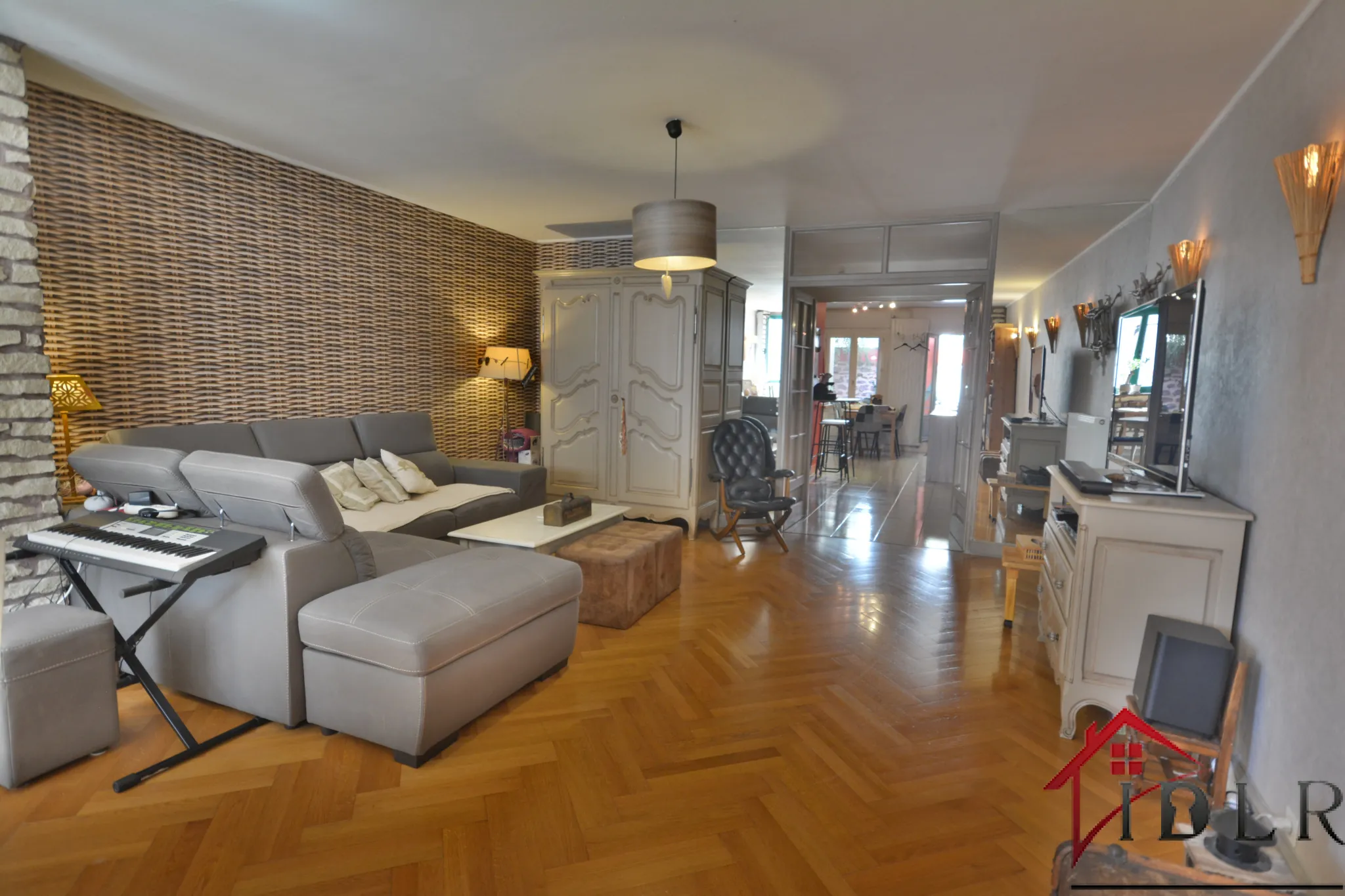 Opportunité à Bourbonne-les-Bains : Fonds de commerce et appartement avec terrasse 