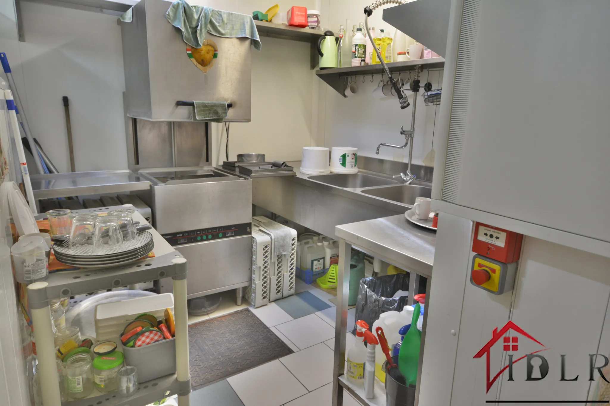 Opportunité à Bourbonne-les-Bains : Fonds de commerce et appartement avec terrasse 