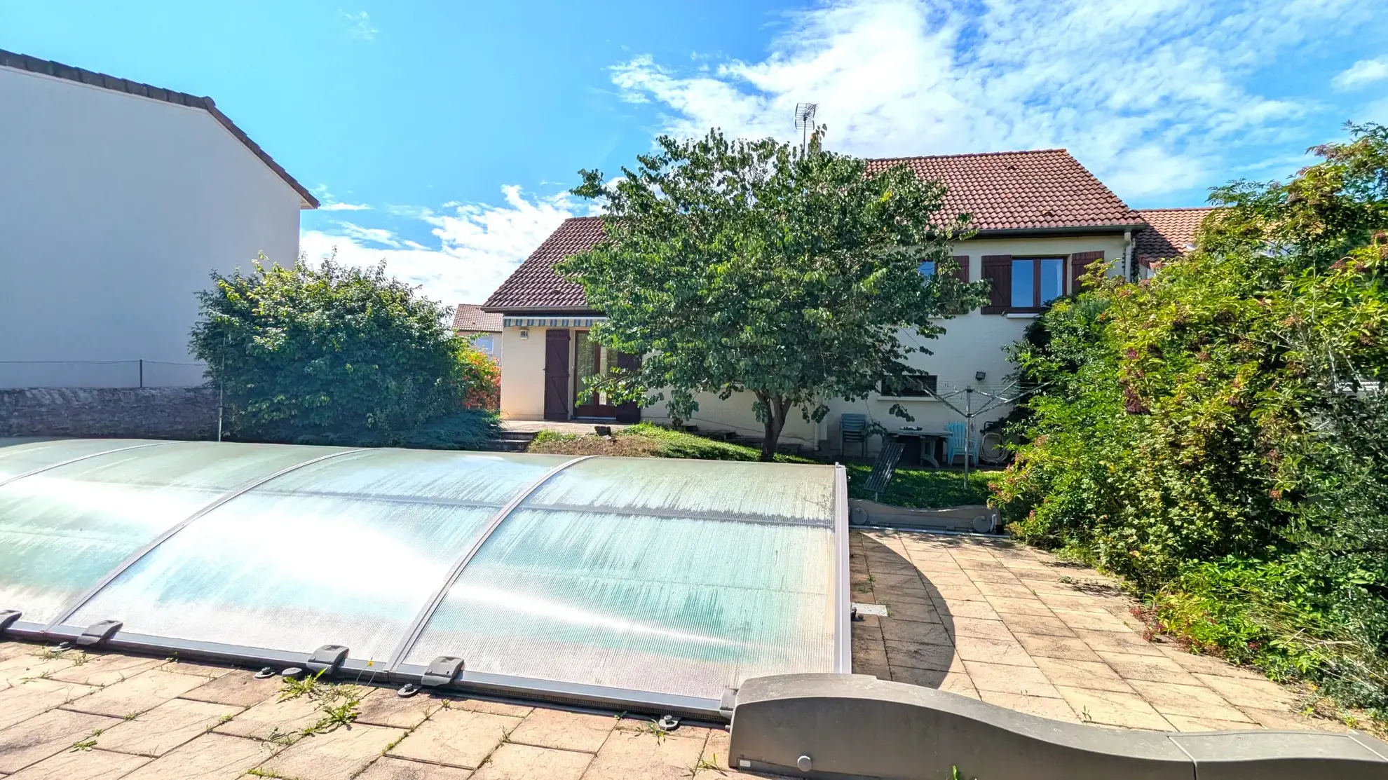 Maison à vendre avec piscine, jardin et grand espace à Villey-Saint-Etienne