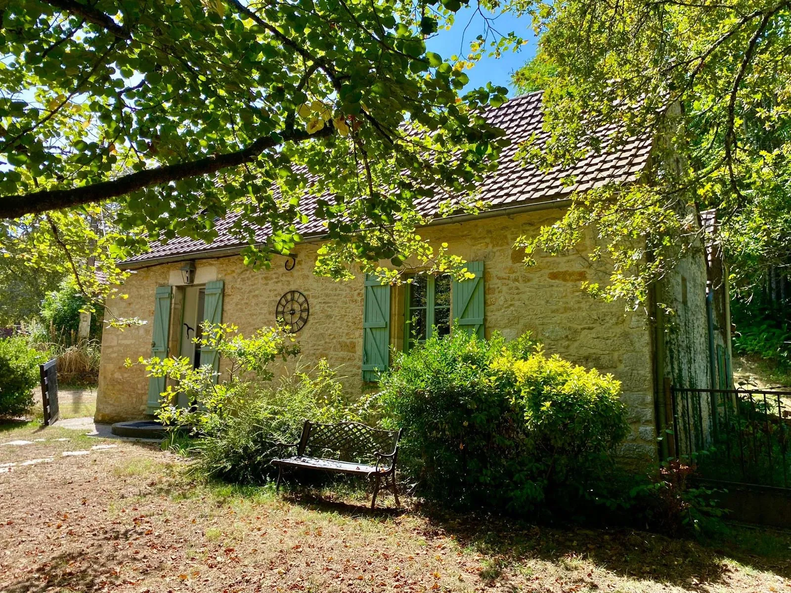 Maison en pierre rénovée avec dépendances et grand terrain à Carsac 