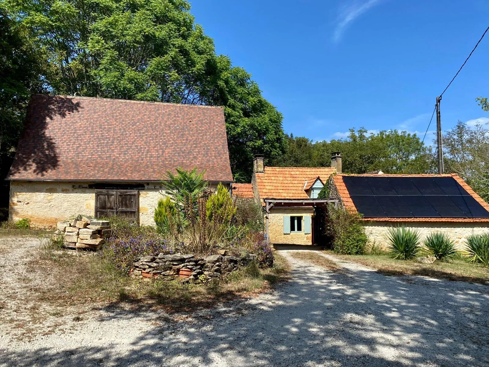 Maison en pierre rénovée avec dépendances et grand terrain à Carsac 