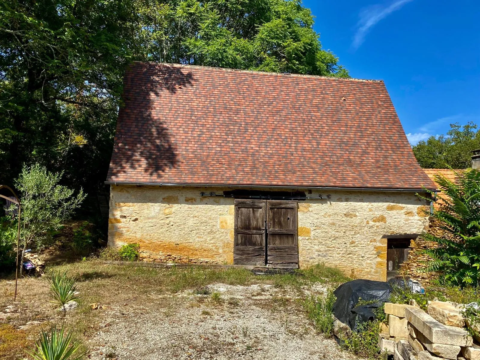 Maison en pierre rénovée avec dépendances et grand terrain à Carsac 