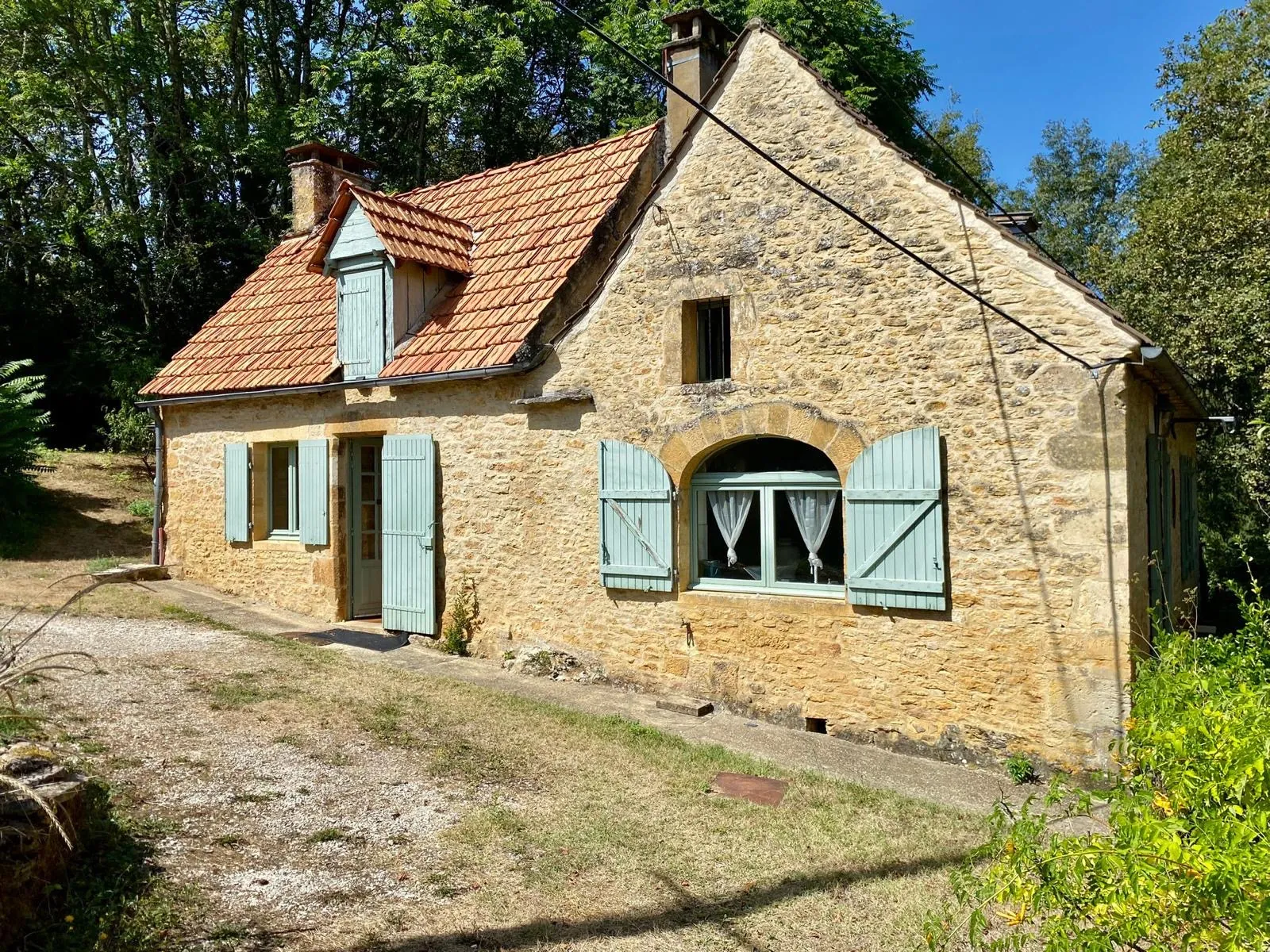 Maison en pierre rénovée avec dépendances et grand terrain à Carsac 