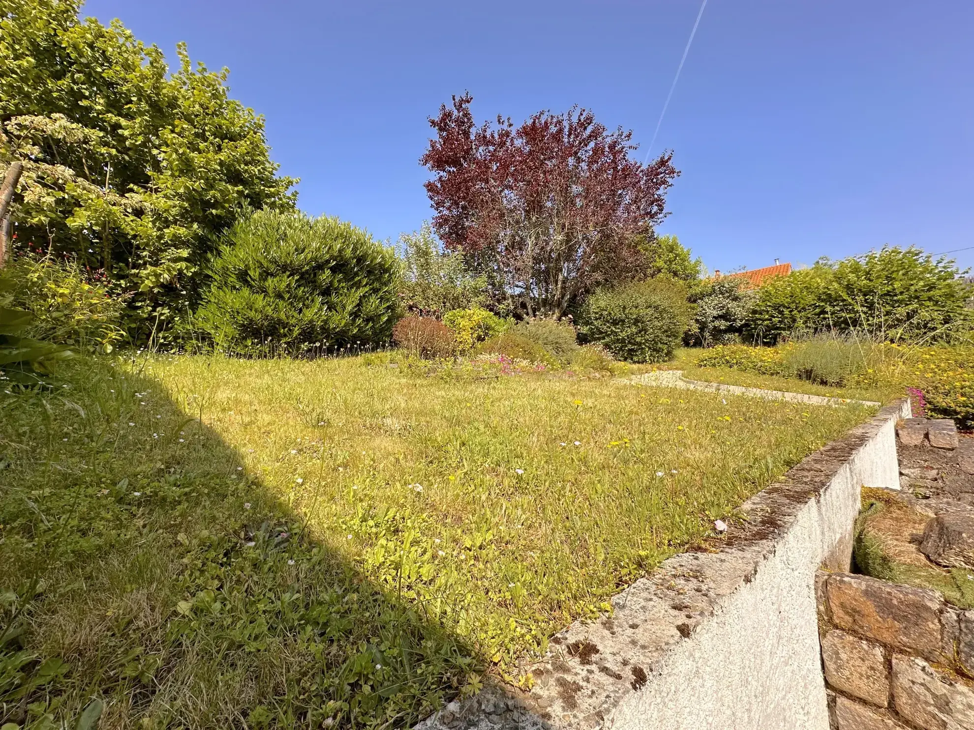 Maison familiale en pierre de 146 m² avec garage et jardin au Pallet 