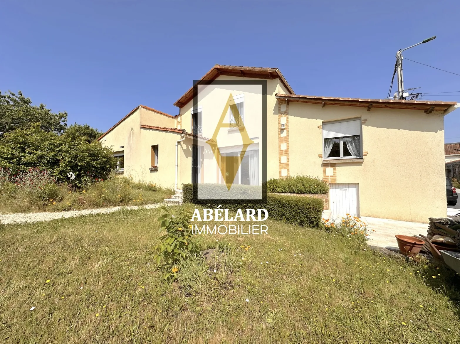 Maison familiale en pierre de 146 m² avec garage et jardin au Pallet 