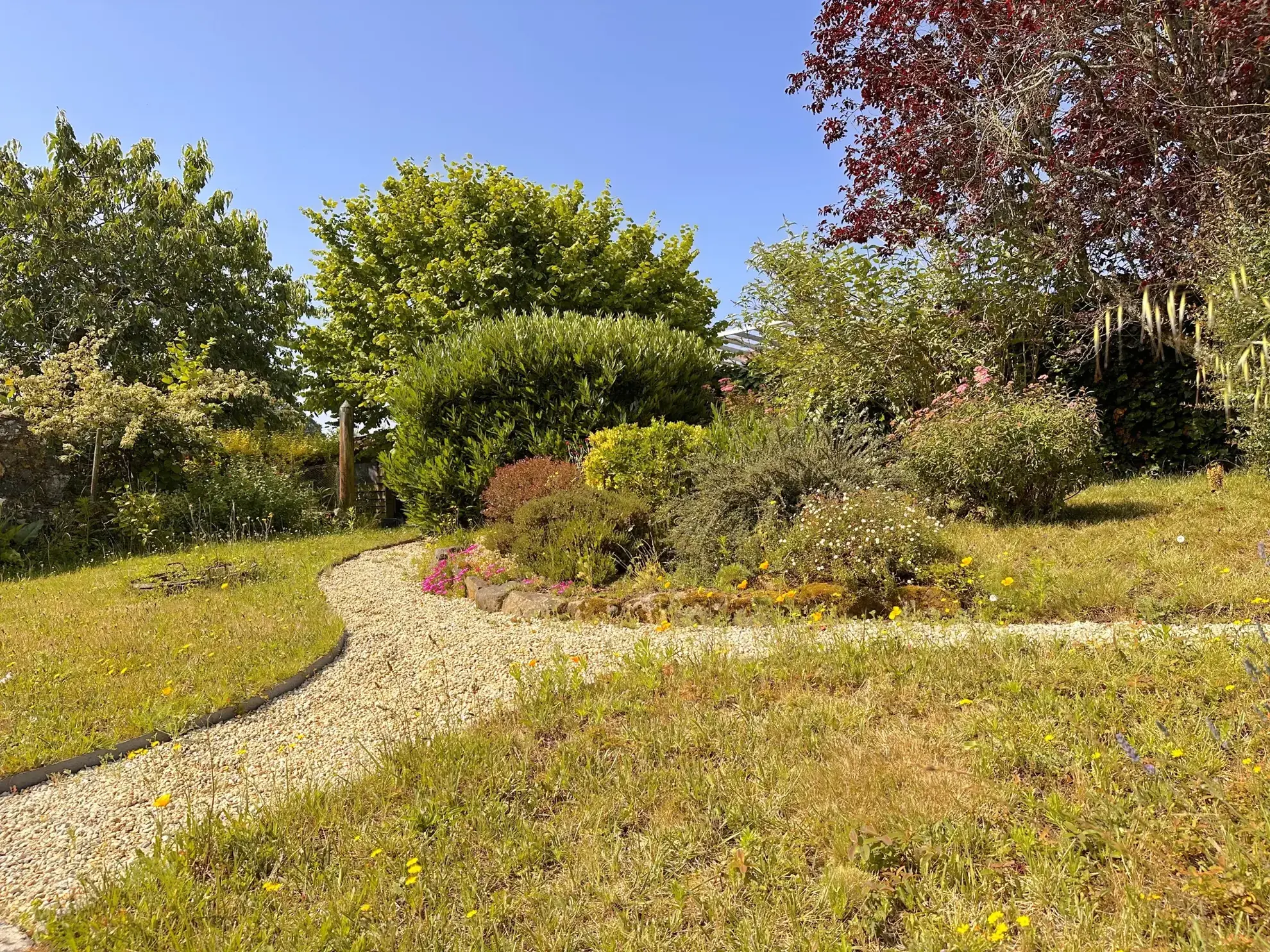 Maison familiale en pierre de 146 m² avec garage et jardin au Pallet 