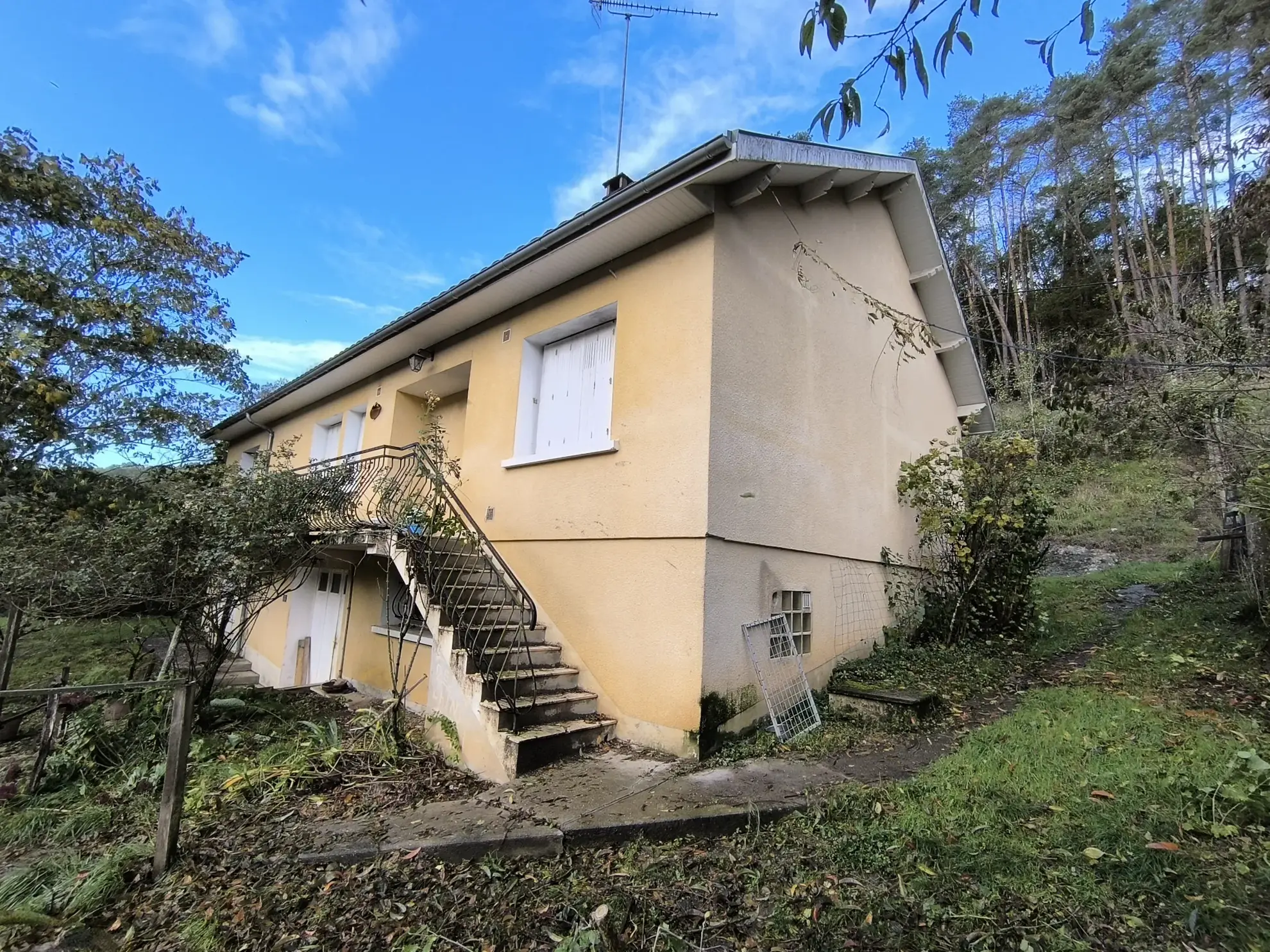 Maison familiale 4 chambres à Chancelade avec grand terrain et potentiel de rénovation 