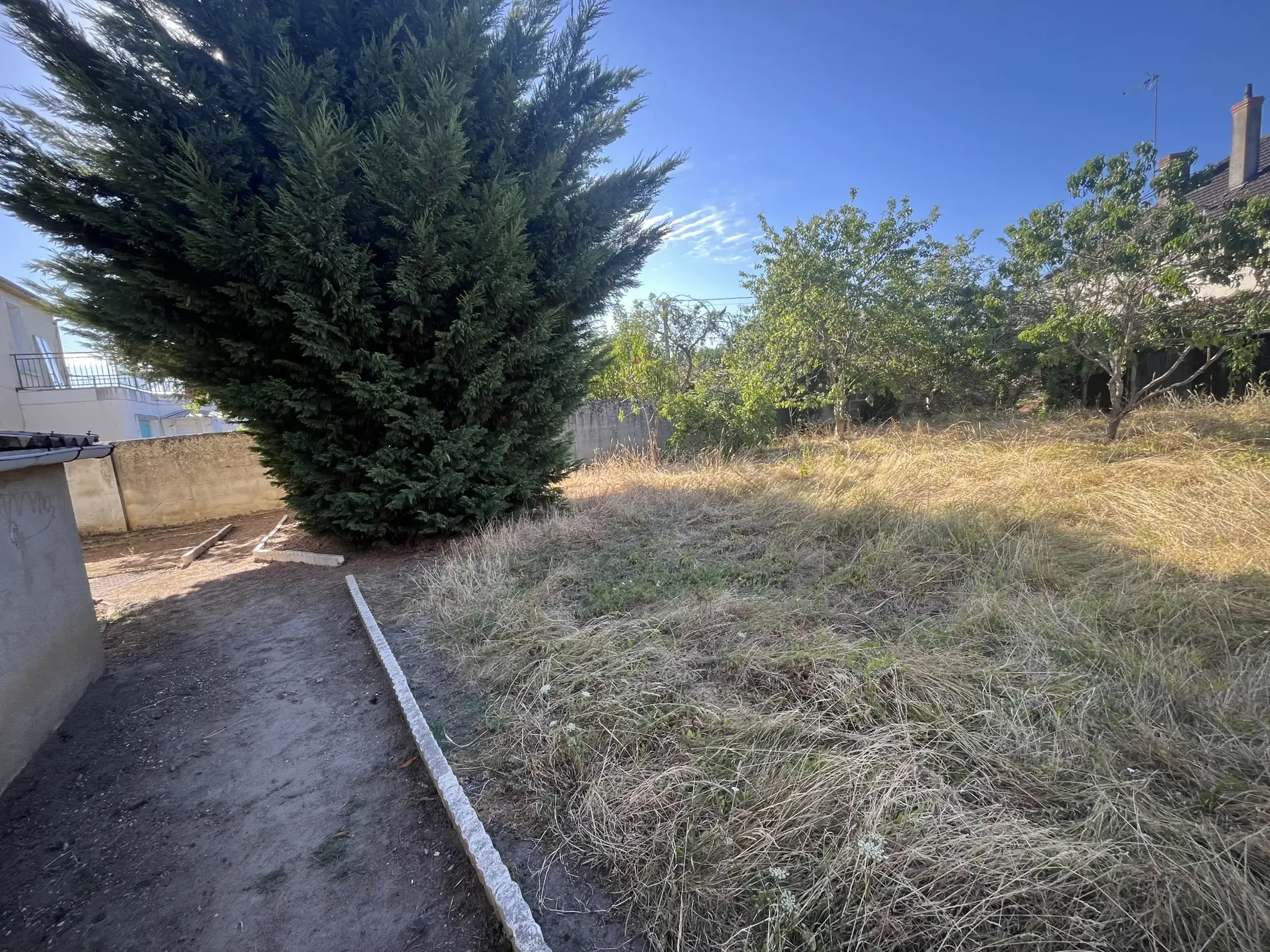 Maison à rénover avec garage et jardin à Sablé-sur-Sarthe 