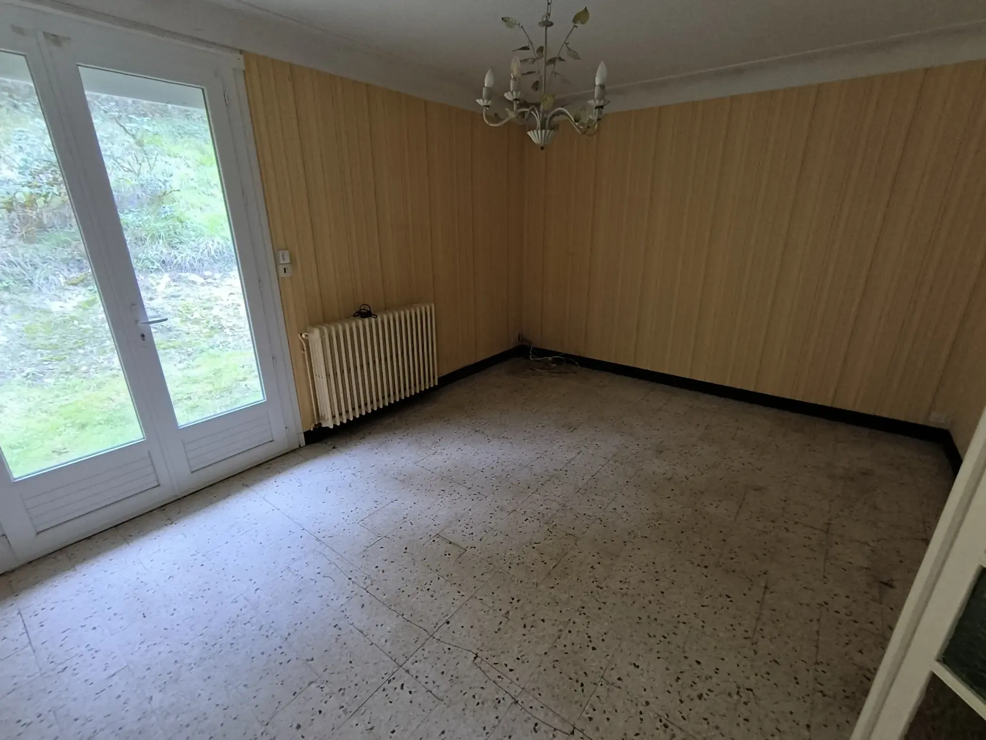 Maison familiale 4 chambres à Chancelade avec grand terrain et potentiel de rénovation 