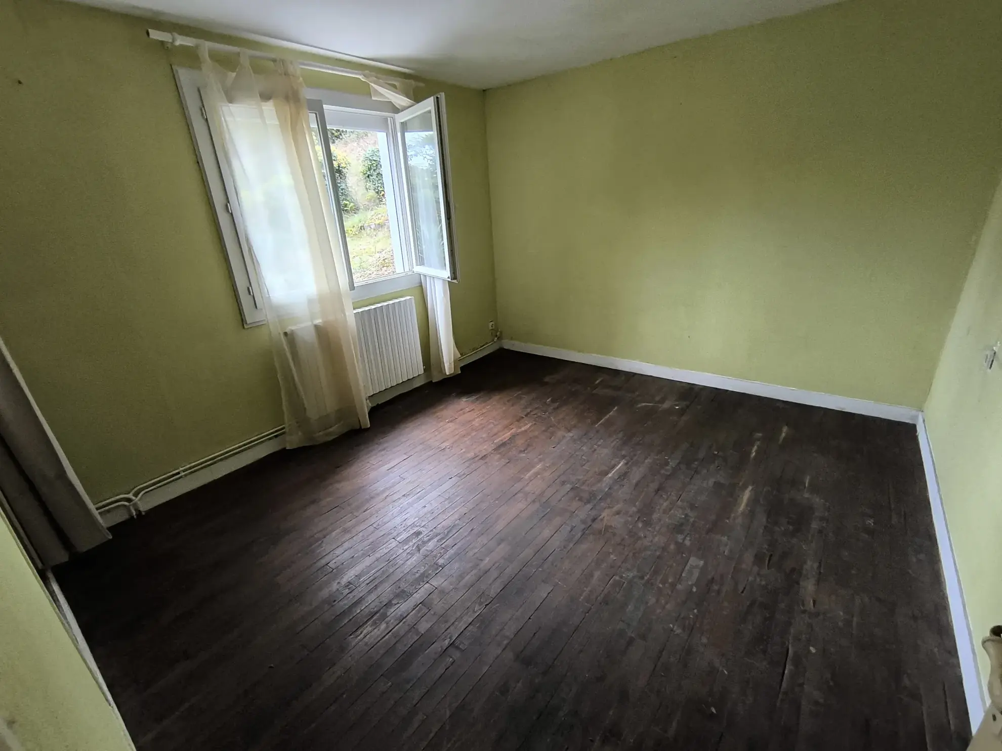 Maison familiale 4 chambres à Chancelade avec grand terrain et potentiel de rénovation 