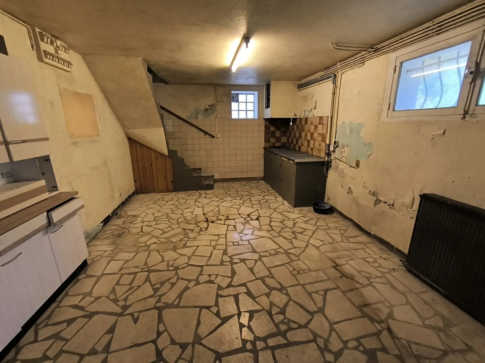 Maison familiale 4 chambres à Chancelade avec grand terrain et potentiel de rénovation 