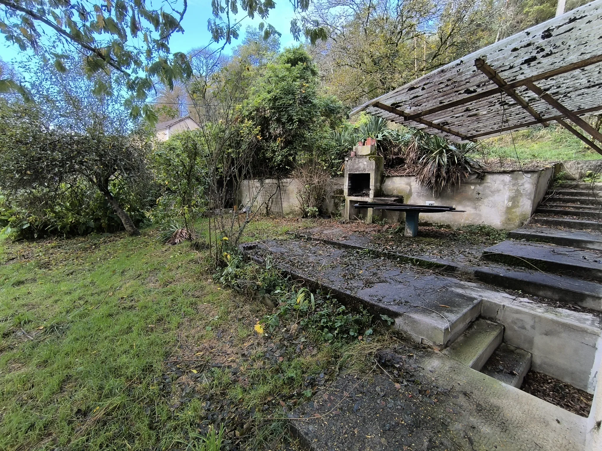 Maison familiale 4 chambres à Chancelade avec grand terrain et potentiel de rénovation 