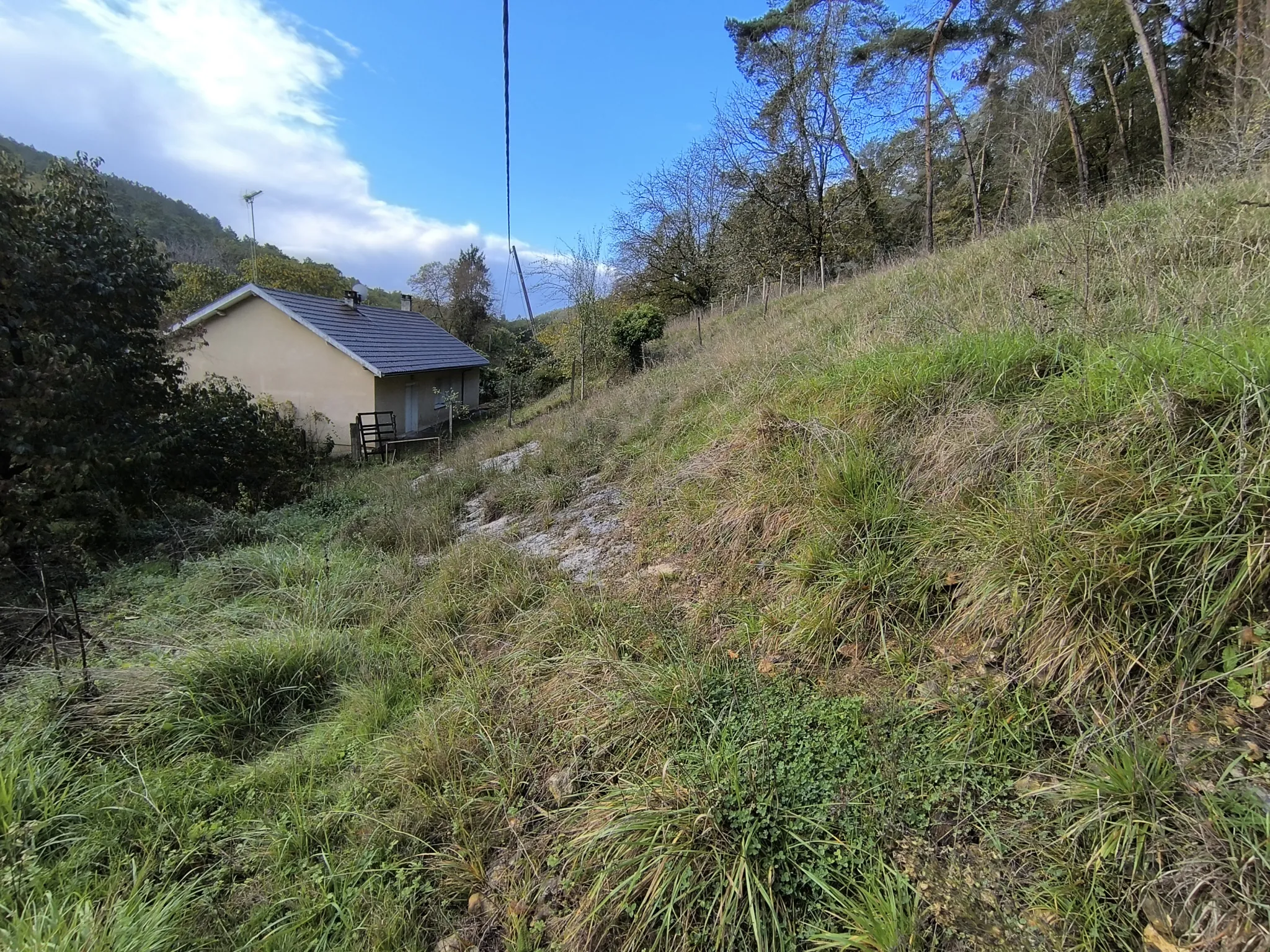 Maison familiale 4 chambres à Chancelade avec grand terrain et potentiel de rénovation 