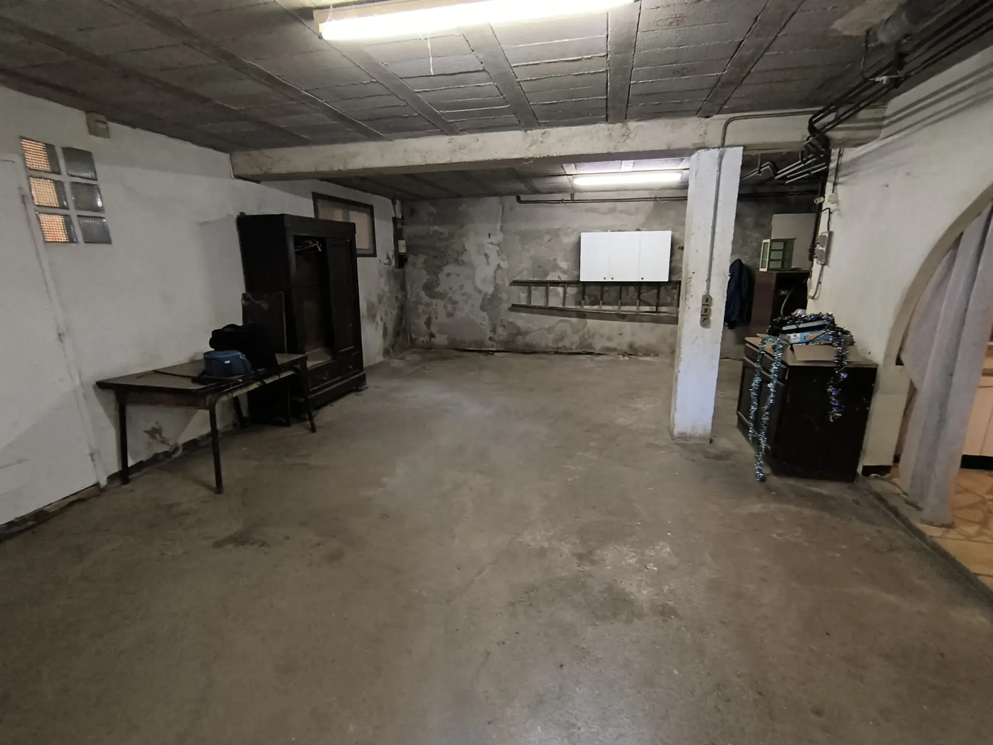 Maison familiale 4 chambres à Chancelade avec grand terrain et potentiel de rénovation 