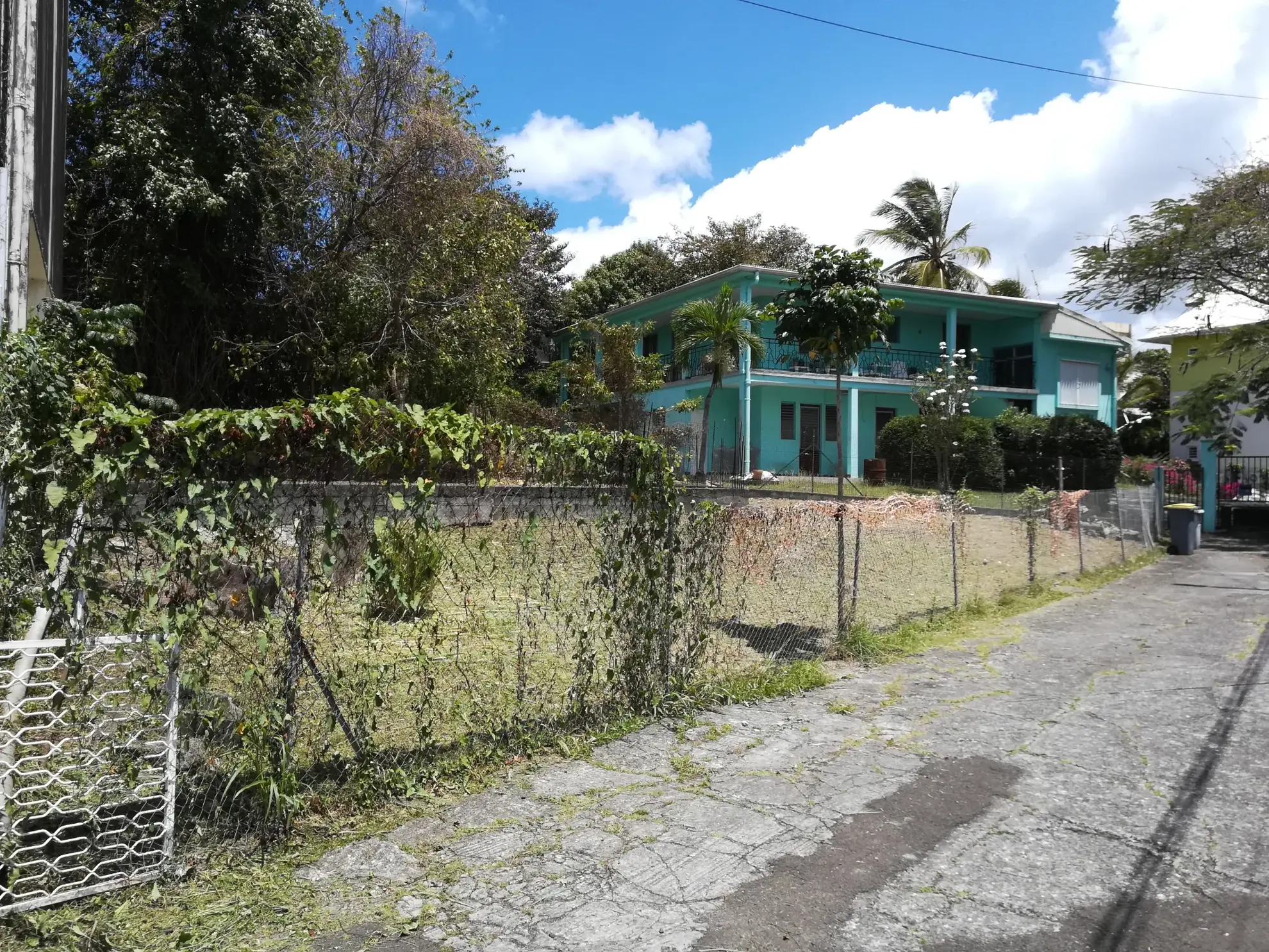 Terrain constructible à vendre à Fort-de-France - 254 m² avec dalle existante 