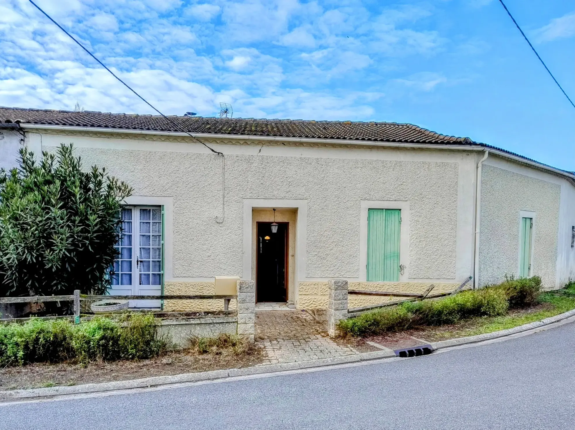 Maison de village de 136 m² avec dépendances et jardin à Soussac